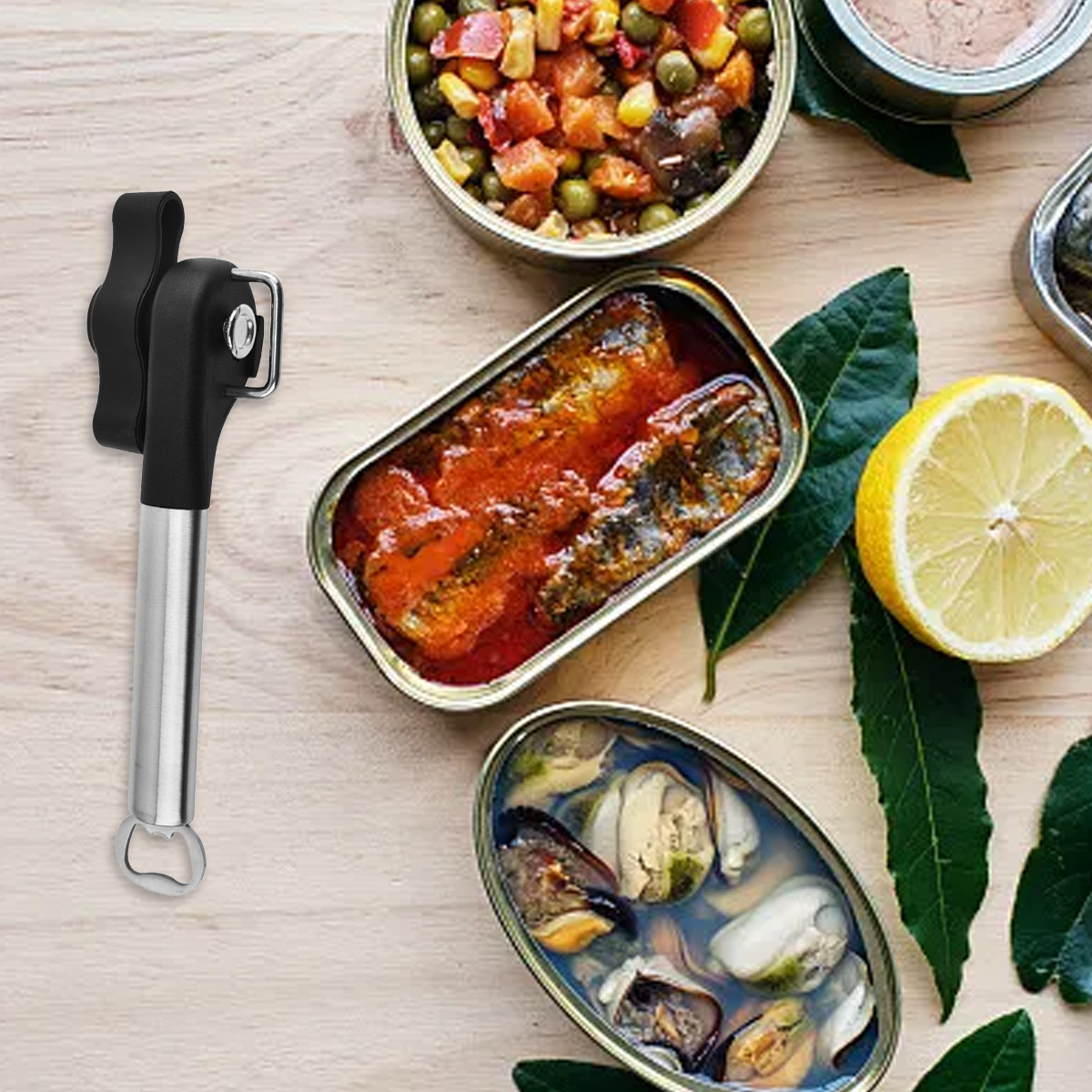 Ein Dosenöffner neben Konserven mit Fisch, Gemüse, Muscheln und einer Zitrone.