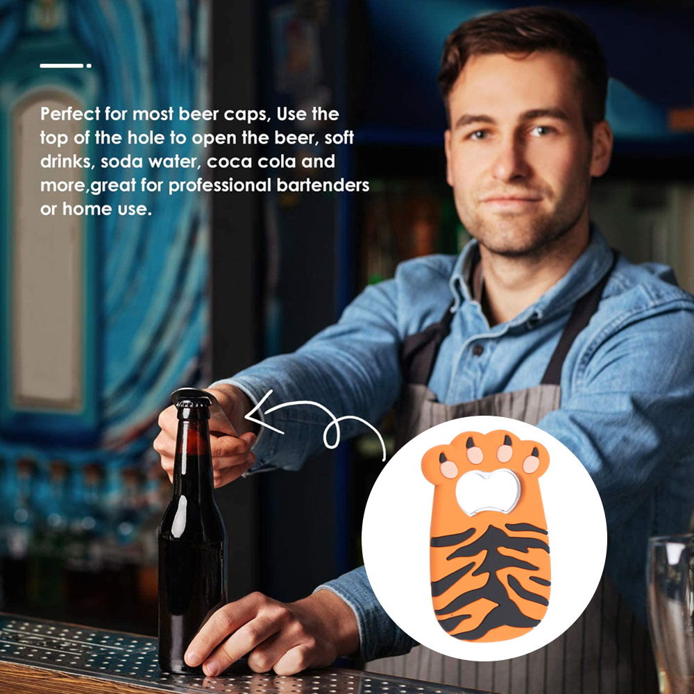 Ein Barkeeper öffnet eine Bierflasche mit einem Flaschenöffner in Form einer Tigerpfote. Er trägt ein Jeanshemd und eine Schürze.