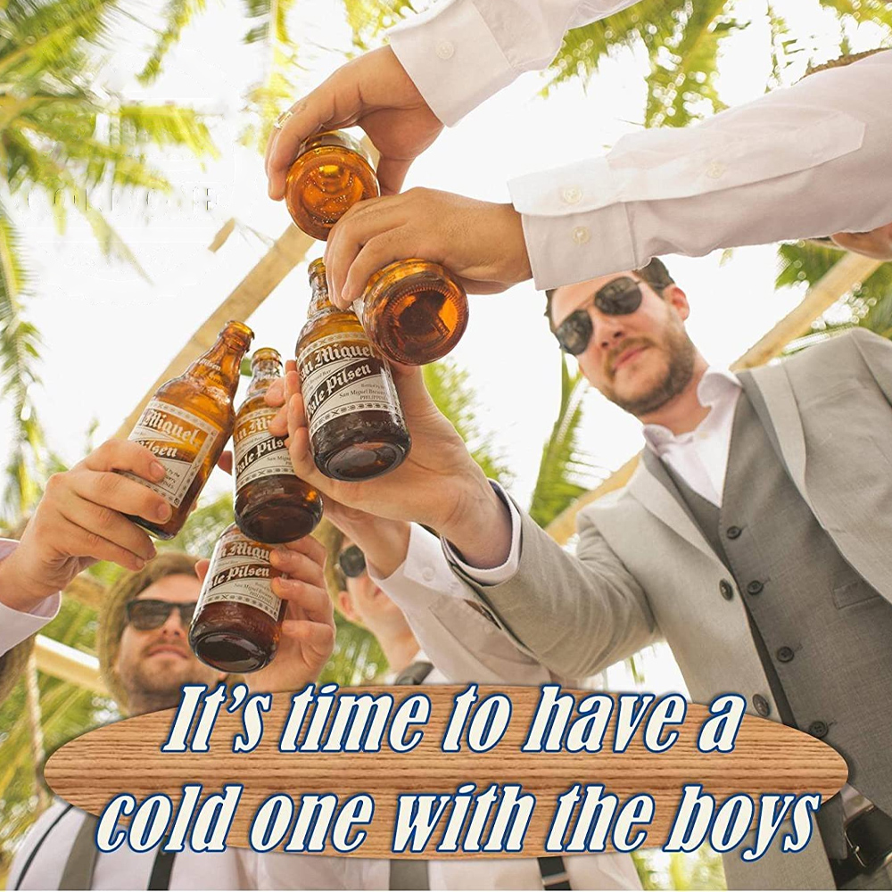 Männer stoßen mit Bierflaschen an. Der Text lautet: „Es ist Zeit, mit den Jungs einen kalten Drink zu nehmen.“ Palmen im Hintergrund.