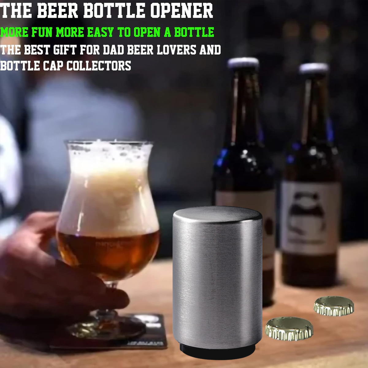 Auf einem Holztisch stehen ein Bieröffner und zwei Bierflaschen. Links ein Bierglas. Zwei Kronkorken rechts.