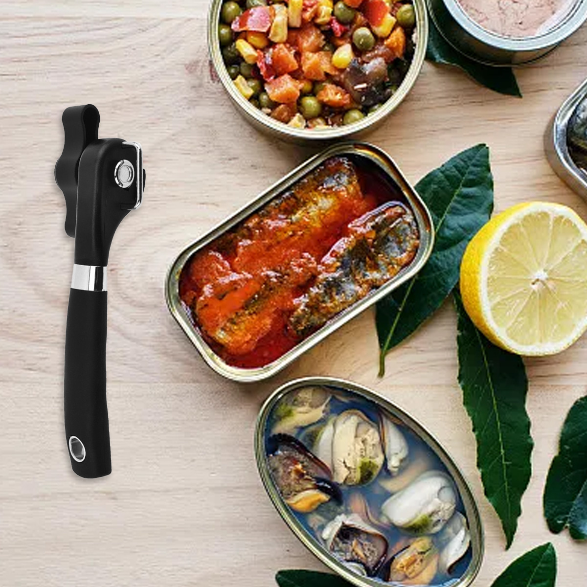 Ein Dosenöffner neben verschiedenen geöffneten Konservendosen mit Essen, darunter Fisch, Gemüse und Muscheln, neben einer Zitronenhälfte.