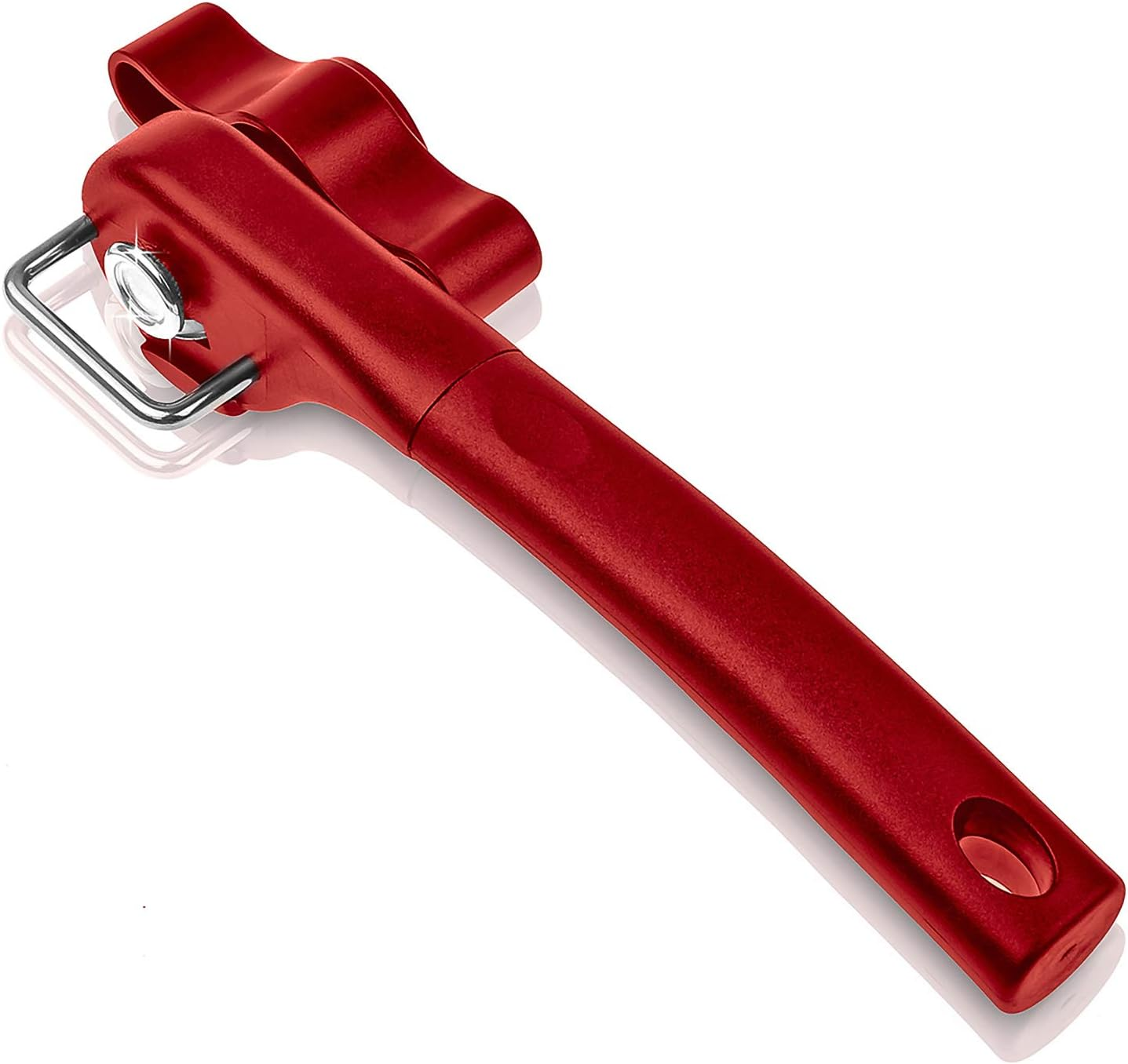 Ein roter Dosenöffner auf weißem Untergrund. Er hat einen langen Griff, einen Metallschneidmechanismus und einen Hebel.