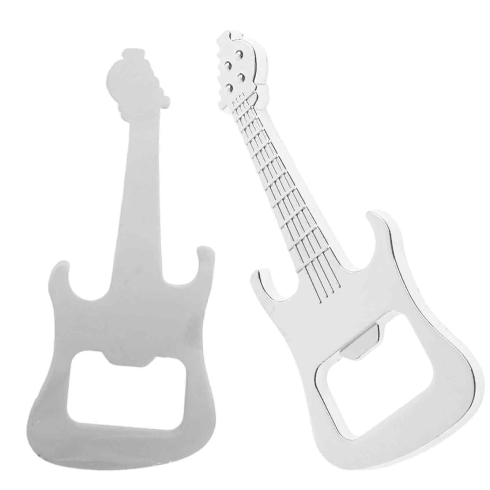 Zwei gitarrenförmige Flaschenöffner. Einer ist eine solide Silhouette. Der andere hat Bundlinien und Details. Beide sind silberfarben.
