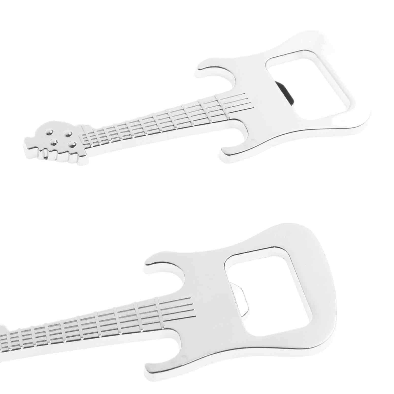Zwei silberne Gitarren-Flaschenöffner auf weißem Hintergrund. Jeder hat einen Flaschenöffner und Bundlinien.