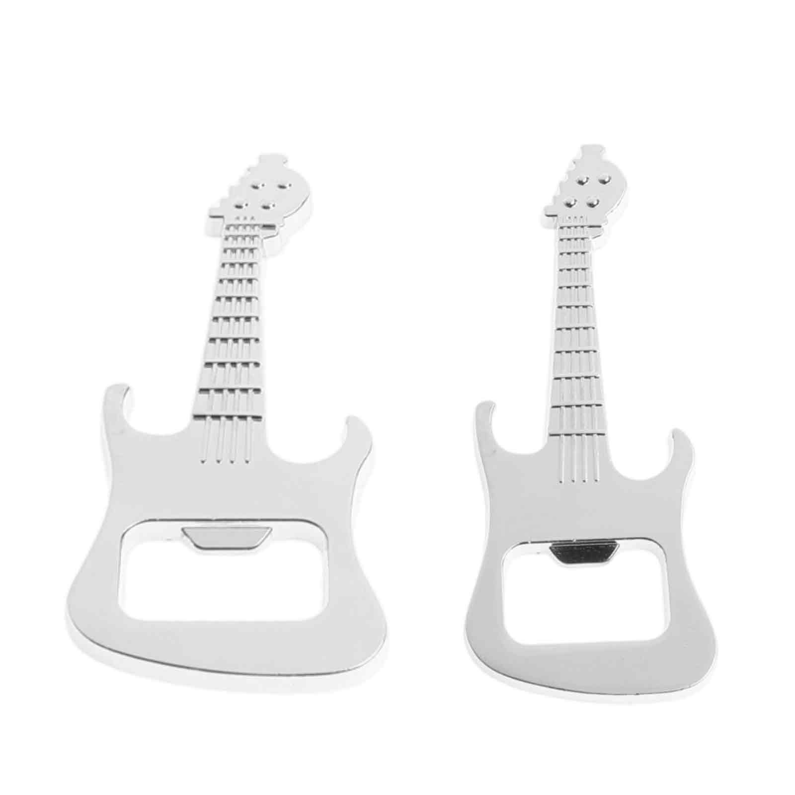 Zwei silberne Gitarren-Flaschenöffner auf weißem Hintergrund. Jeder hat einen Flaschenöffner-Schlitz.