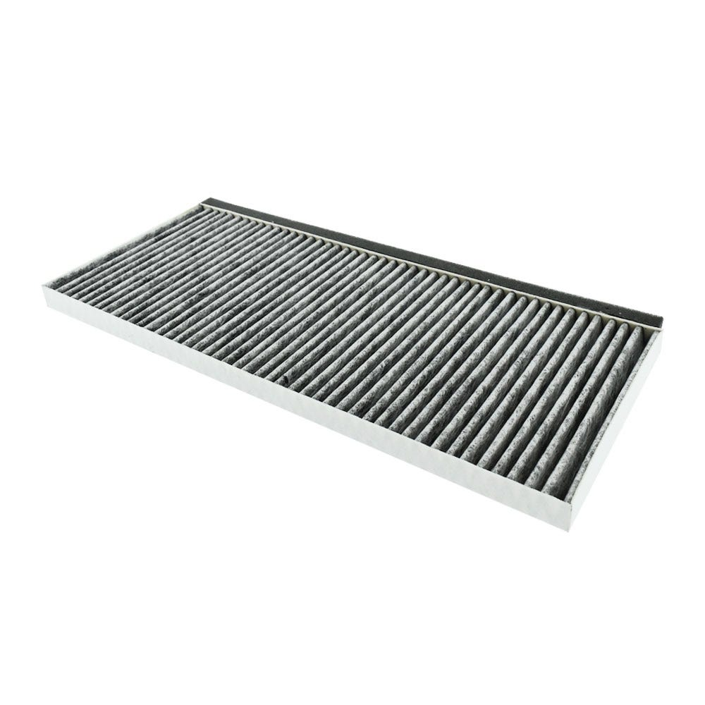 Ein rechteckiger Luftfilter, bestehend aus grauem, plissiertem Filtermaterial in einem weißen Rahmen. Der Filter ist angewinkelt, vor weißem Hintergrund.