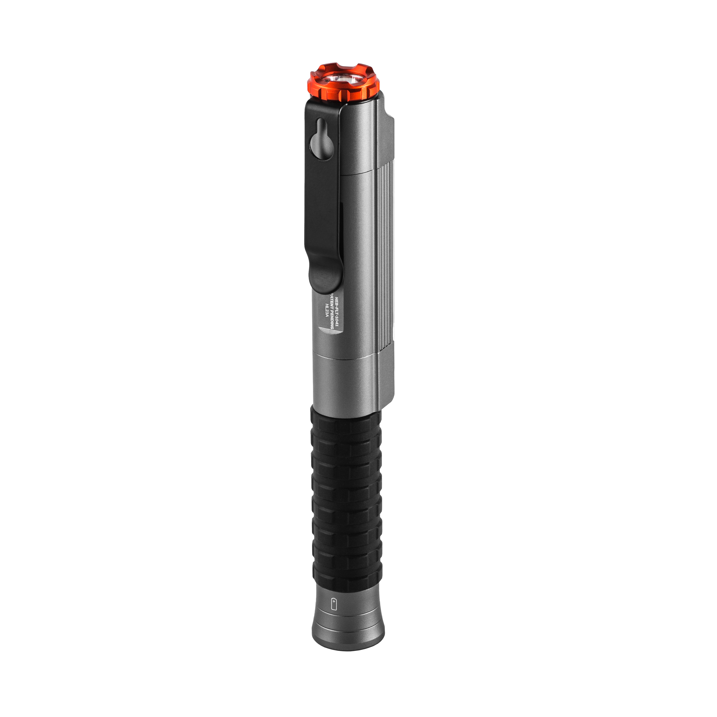 Eine graue Taschenlampe mit orangefarbener Oberseite. Sie hat einen schwarzen, strukturierten Griff und einen Taschenclip. Schwarzer Hintergrund.