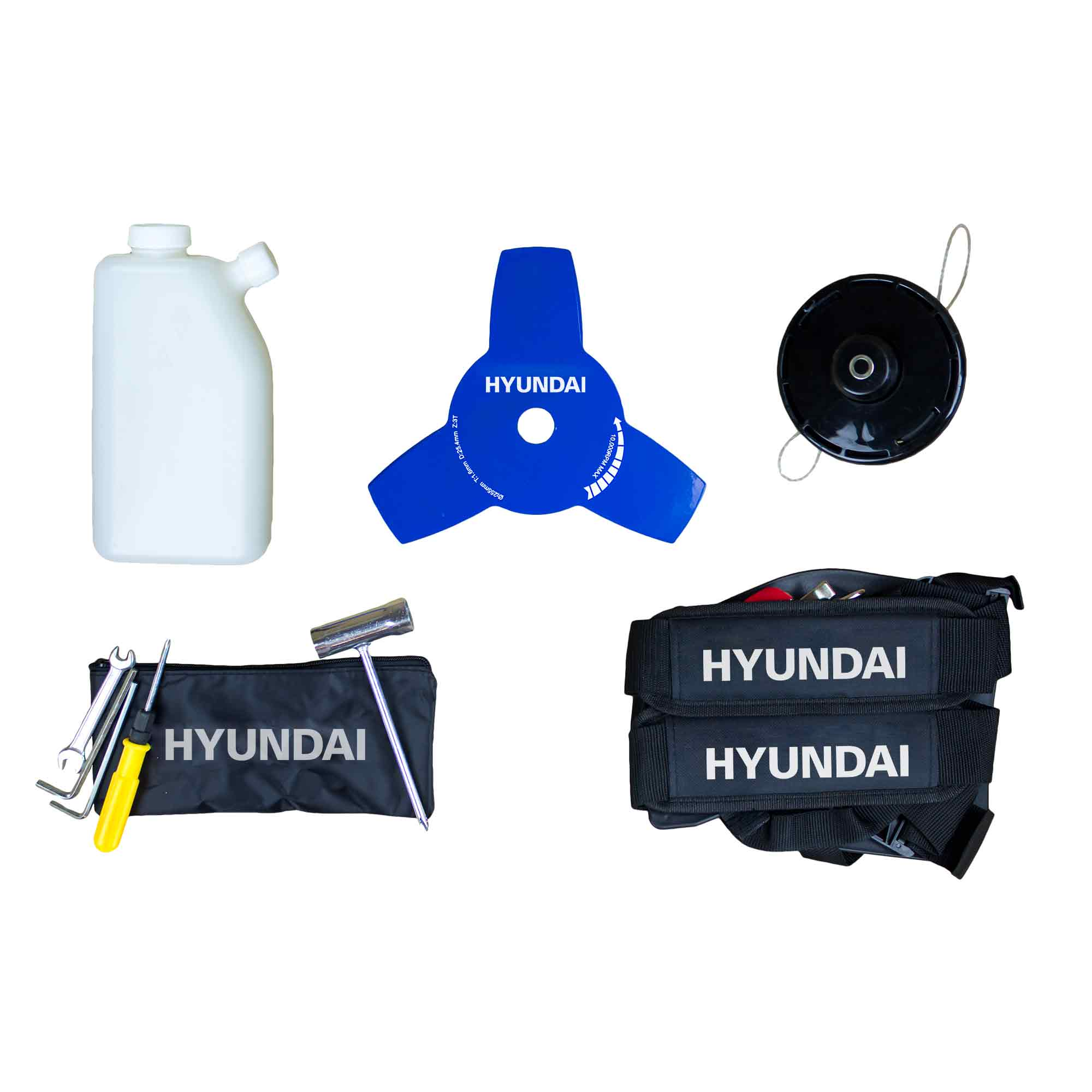 La imagen muestra accesorios para cortacéspedes: una jarra blanca, una cuchilla azul, una bobina negra, un kit de herramientas y una correa negra con el logotipo de Hyundai.