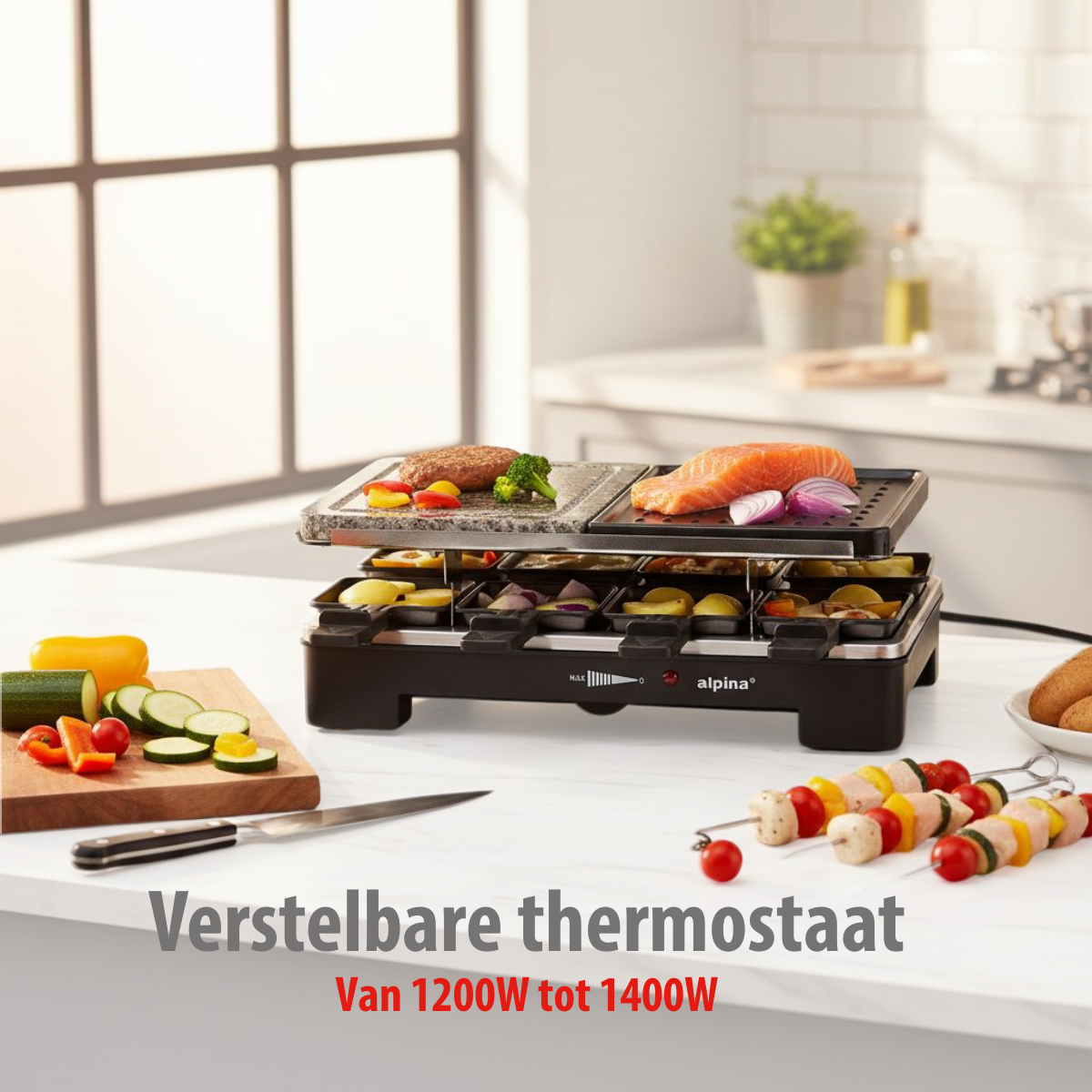 Ein Raclette-Grill mit Fleisch, Gemüse und Spießen. Auf einem Tisch liegen ein Messer und ein Schneidebrett. Im Hintergrund eine Küche.