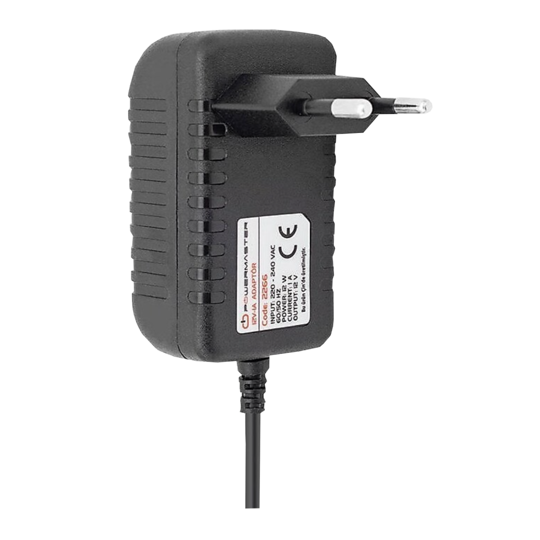 Siyah bir PowerMaster adaptör, fişi var. Üzerinde özelliklerin yazılı olduğu bir etiket var. Siyah bir kablo bağlı.