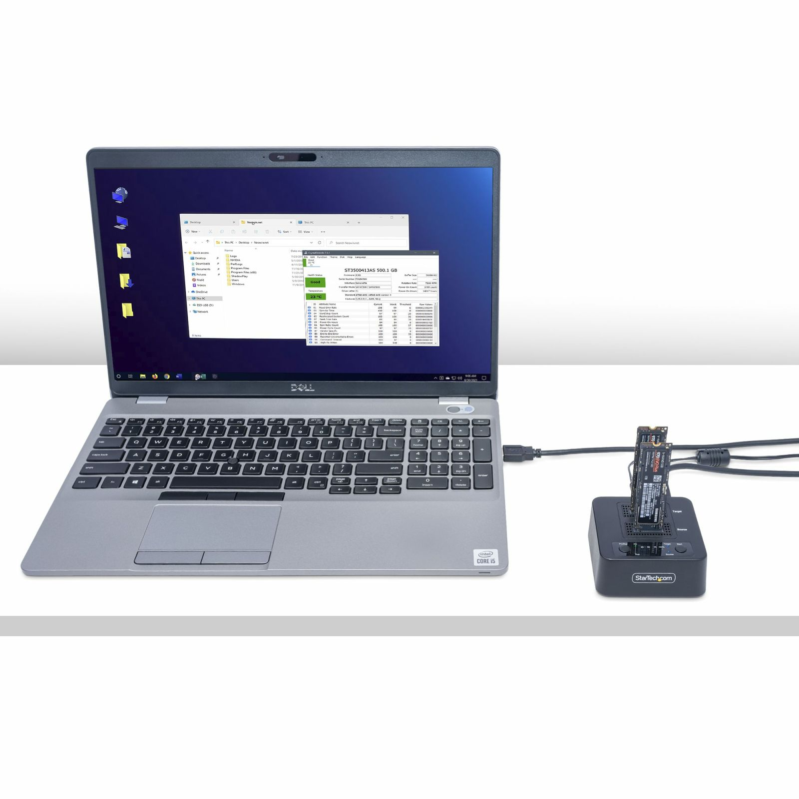 Una laptop muestra archivos. Un disco duro externo está en una base, conectado a la laptop.