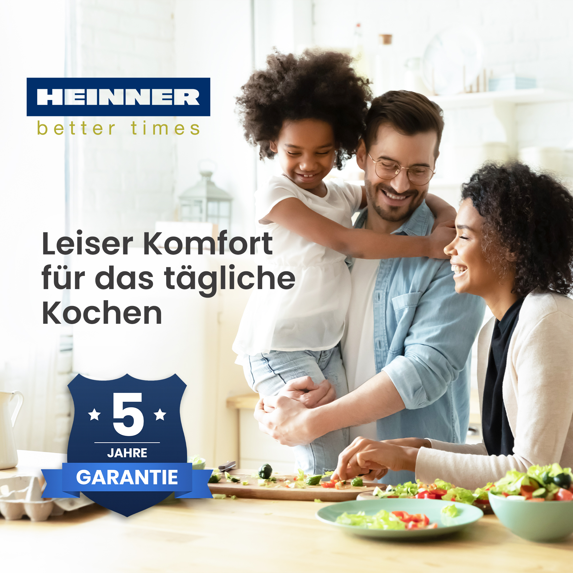 Een gezin kookt samen, lachend. Een vader houdt een kind vast. Een vrouw snijdt groenten. Logo en tekst bovenaan.