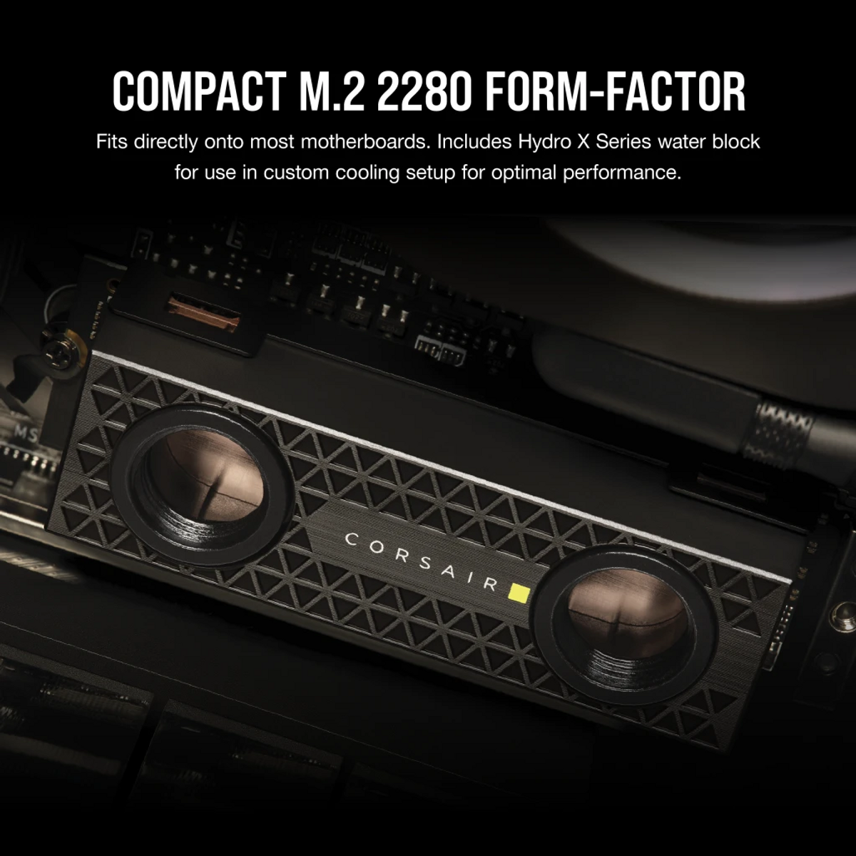 Zbliżenie czarnego bloku wodnego Corsair Hydro X Series z dwoma okrągłymi otworami na płycie głównej. Tekst: COMPACT M.2 2280 FORM-FACTOR.
