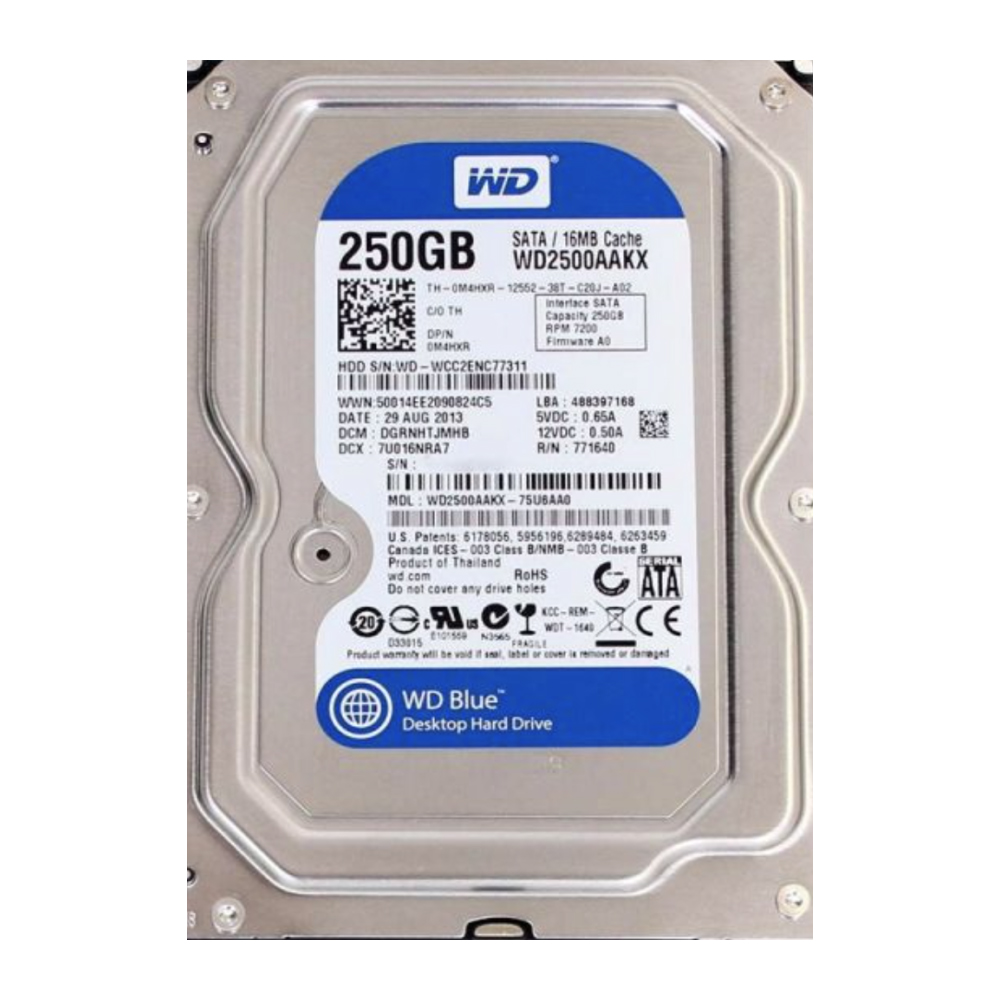 Gümüş renkli WD Blue 250GB sabit disk. Beyaz metinli mavi etiketi var. Ayrıntılar arasında SATA ve model numarası bulunur.