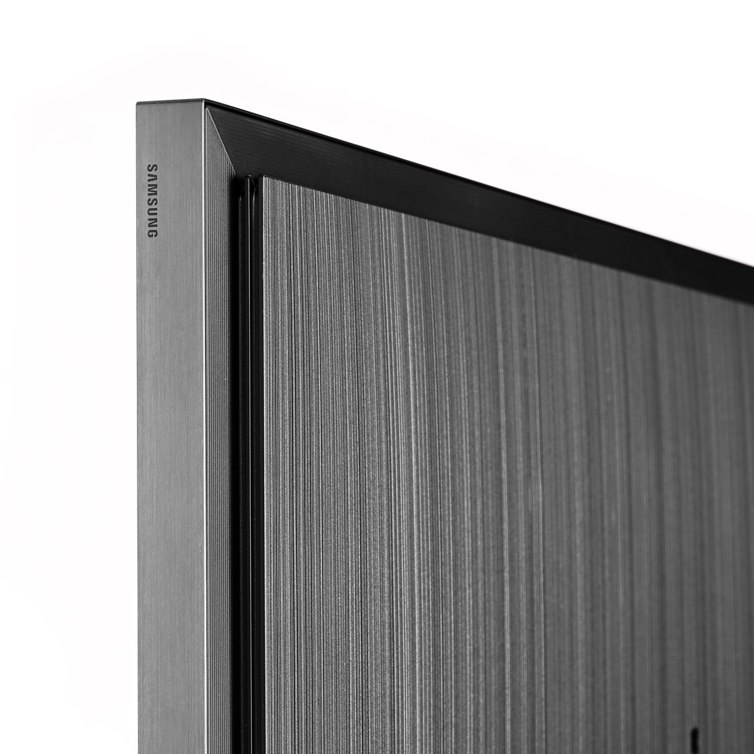 Close-up van een Samsung TV. Het scherm heeft verticale lijnen. De lijst is zilver en zwart. Het Samsung-logo staat op de zijkant.