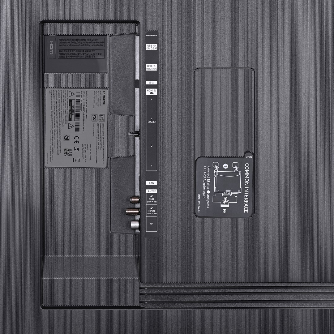Close-up van de achterkant van een tv. Het heeft HDMI-, USB-, LAN-poorten en een gemeenschappelijke interfacesleuf.