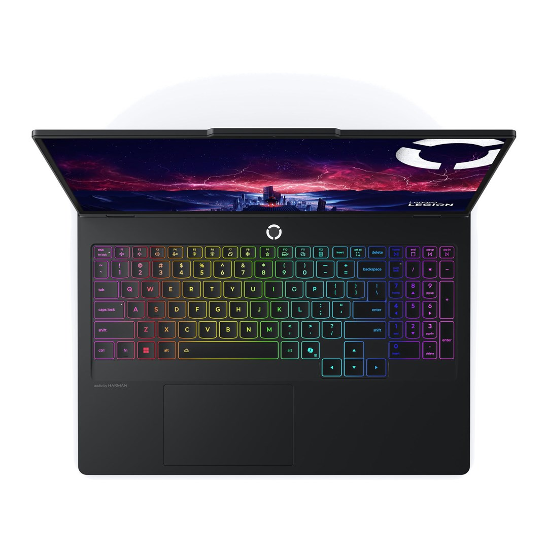 Czarny laptop z podświetlaną klawiaturą. Ekran pokazuje pejzaż miejski i logo. Klawiatura ma tęczowe światła.