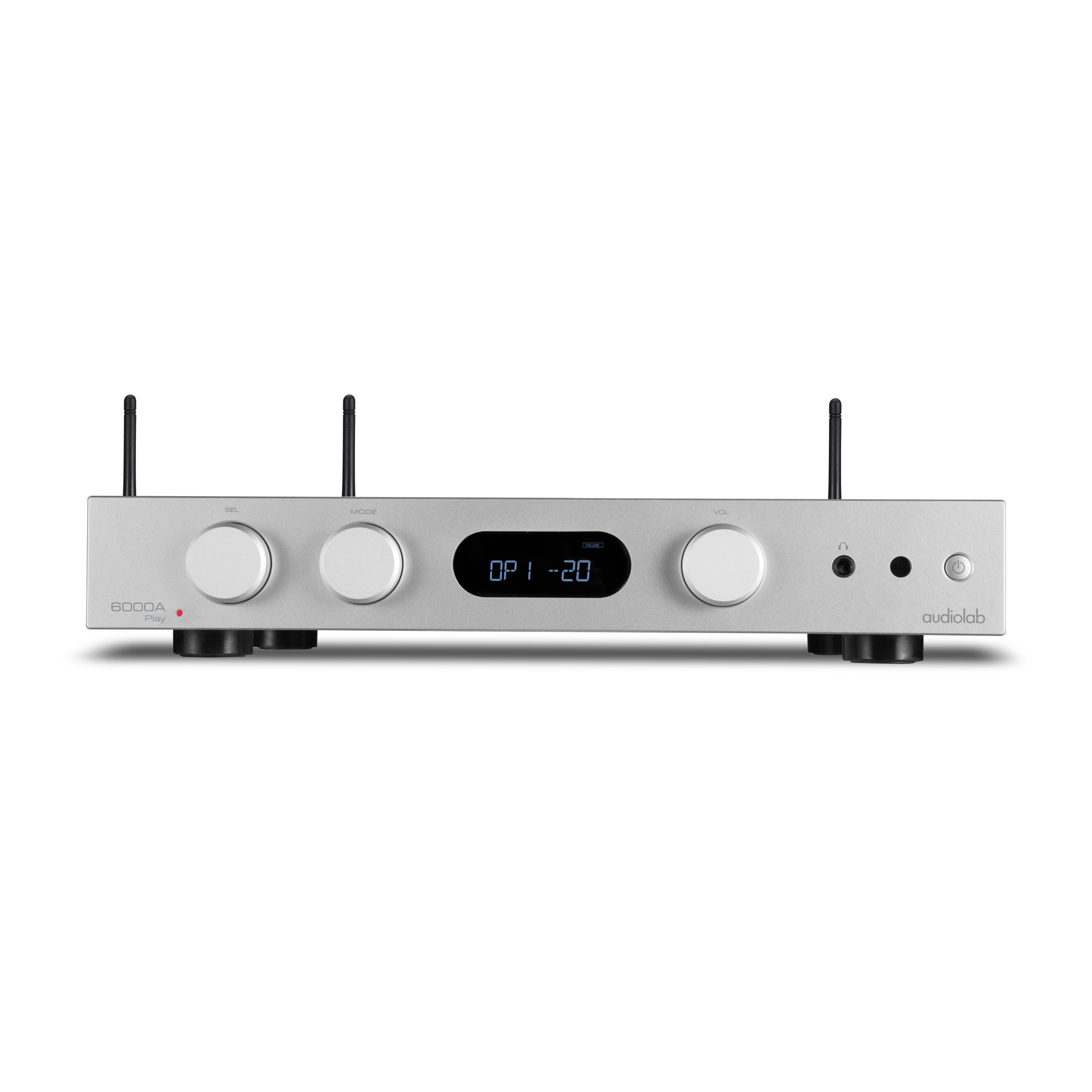 Zilveren audioversterker met zwarte antennes en bedieningselementen. Het heeft een digitaal display en het merk audiolab.