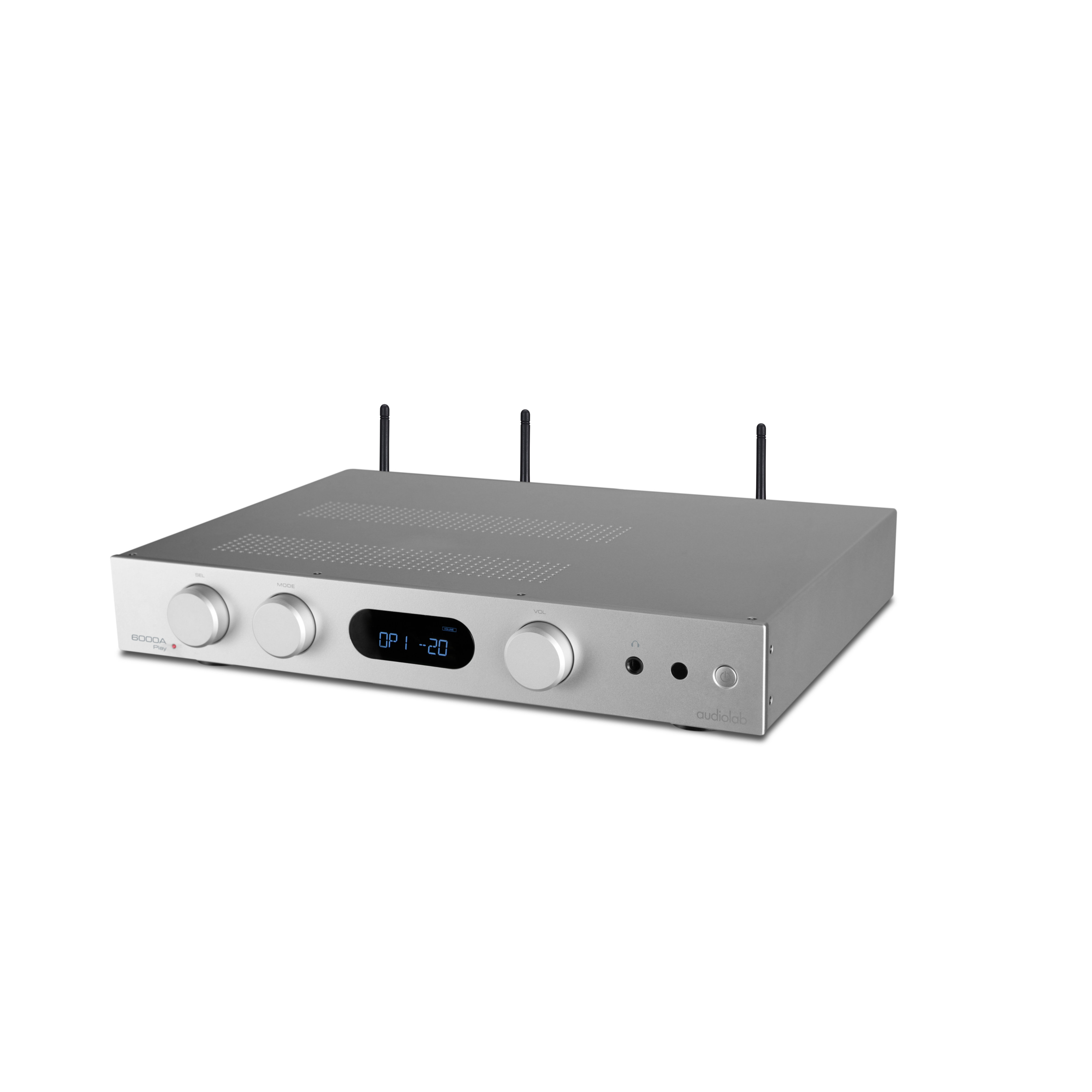 Zilveren audioversterker met knoppen en scherm. Het heeft drie antennes. Het display toont 'OPT -20'.