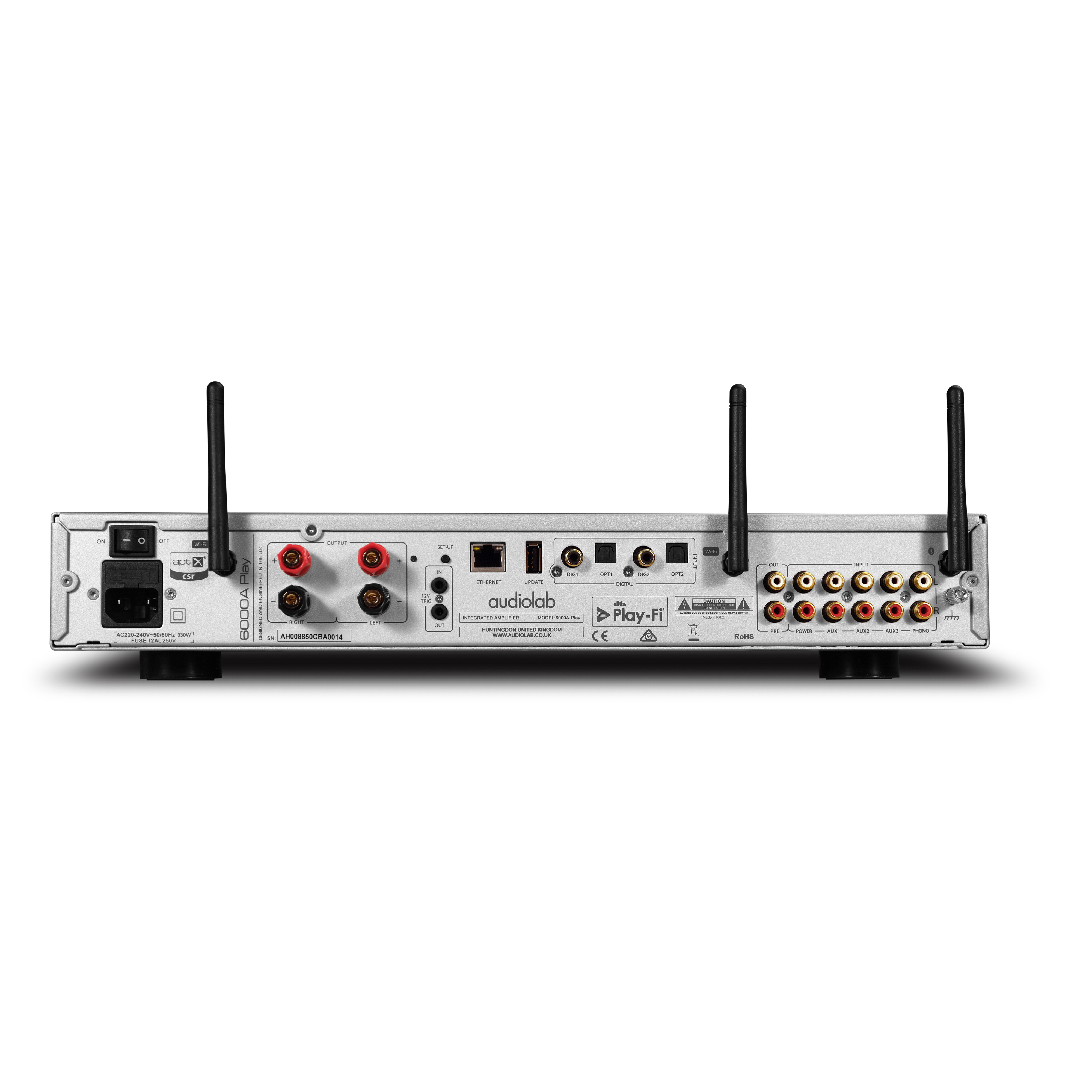 Achteraanzicht van een Audiolab geïntegreerde versterker. Het heeft diverse in-/uitgangspoorten, antennes en een aan/uit-schakelaar.