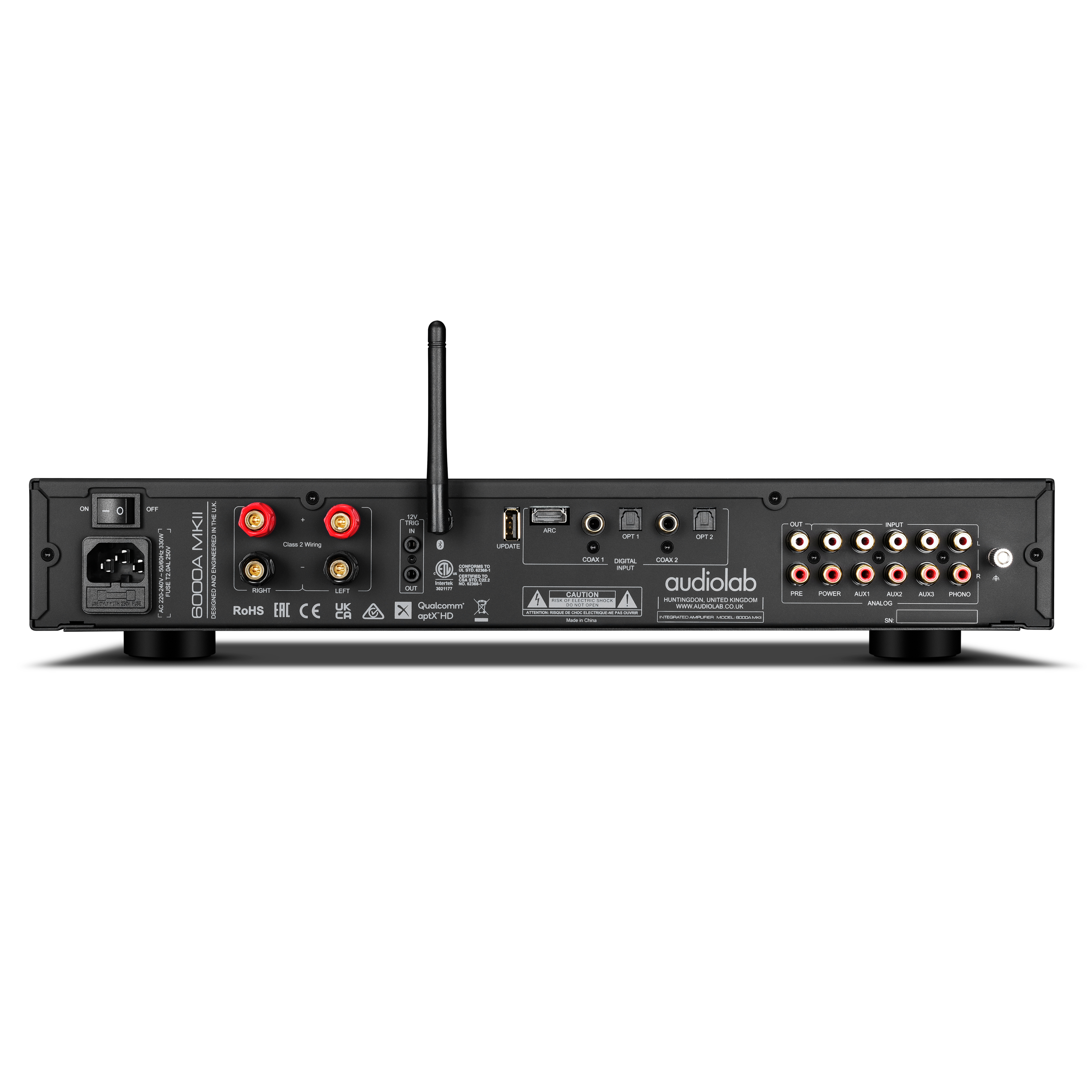 Zwarte audioversterker met diverse in- en uitgangen, een aan/uit-knop en een hoge antenne. Tekstlabels zijn zichtbaar.