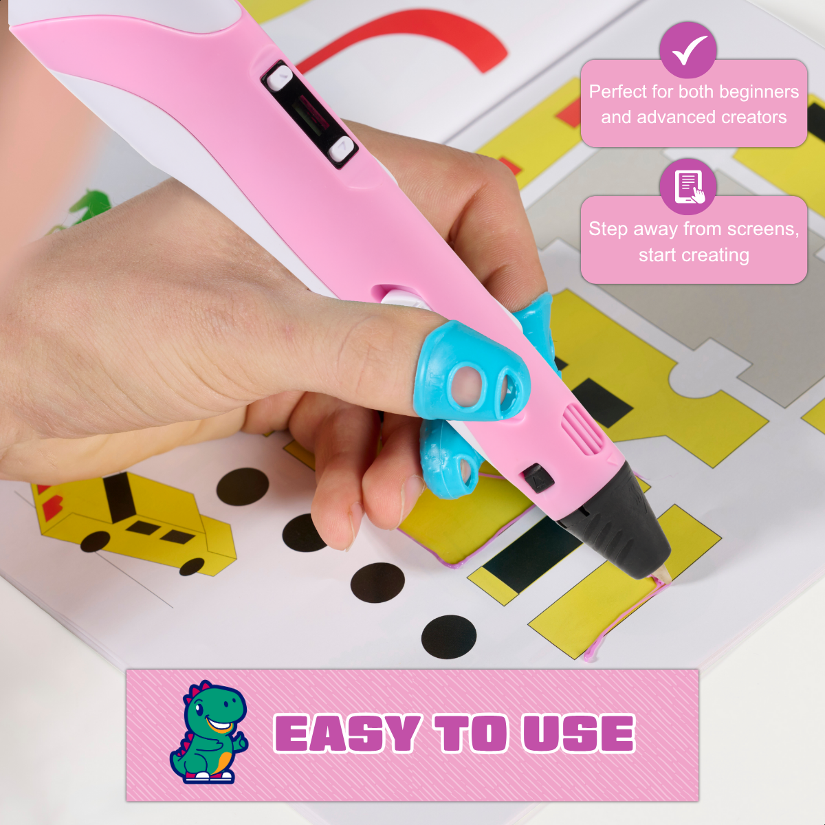 Eine Hand hält einen rosa 3D-Stift und zeichnet auf Papier. Blaue Fingerschützer sind an den Fingern.
