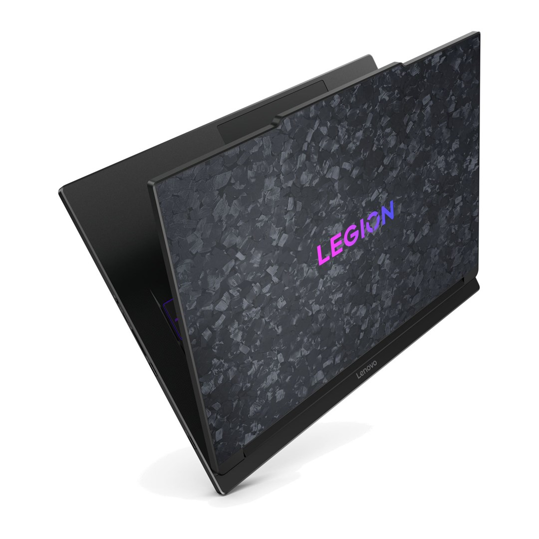 Czarny laptop Lenovo Legion, otwarty, widok pod kątem. Pokrywa ma wzór i napis LEGION w kolorze różowym i niebieskim.