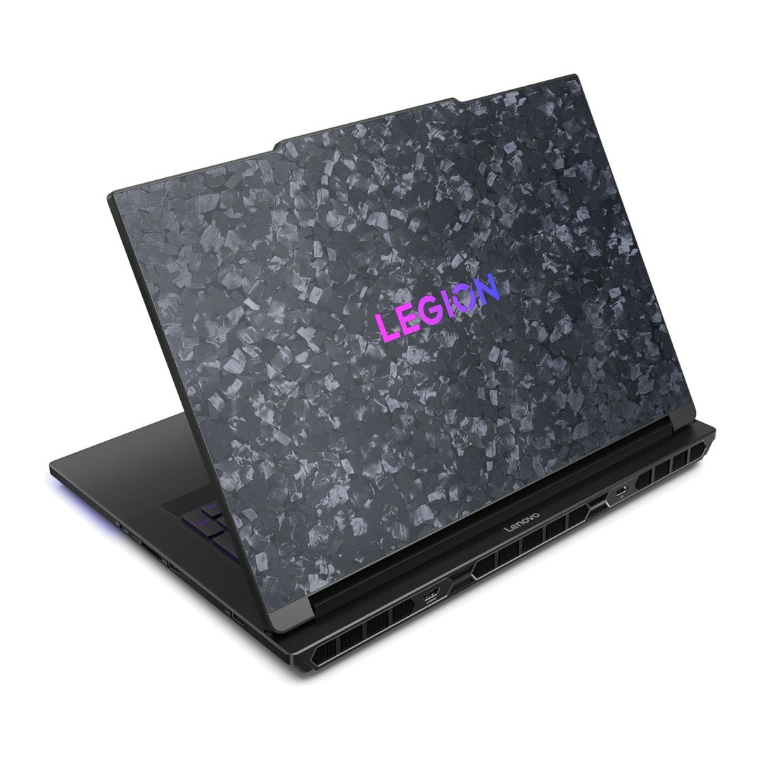 Laptop Lenovo Legion, otwarty, z teksturowaną szarą pokrywą. Logo Legion jest fioletowe i niebieskie. Laptop na białym tle.