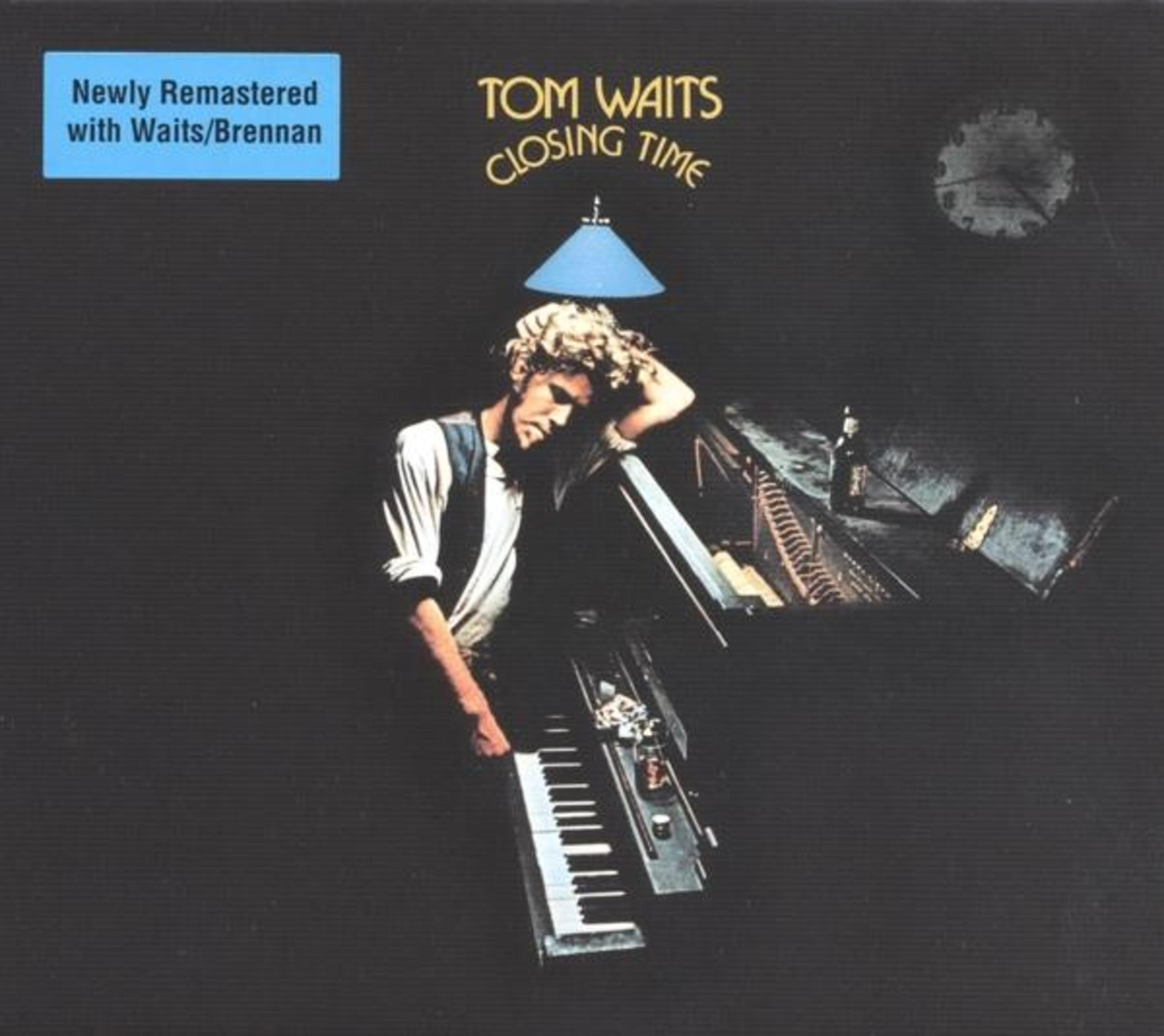 Copertina dell'album: Tom Waits al pianoforte, con testo 'Closing Time'. Orologio in alto a destra. Casella di testo blu in alto a sinistra.