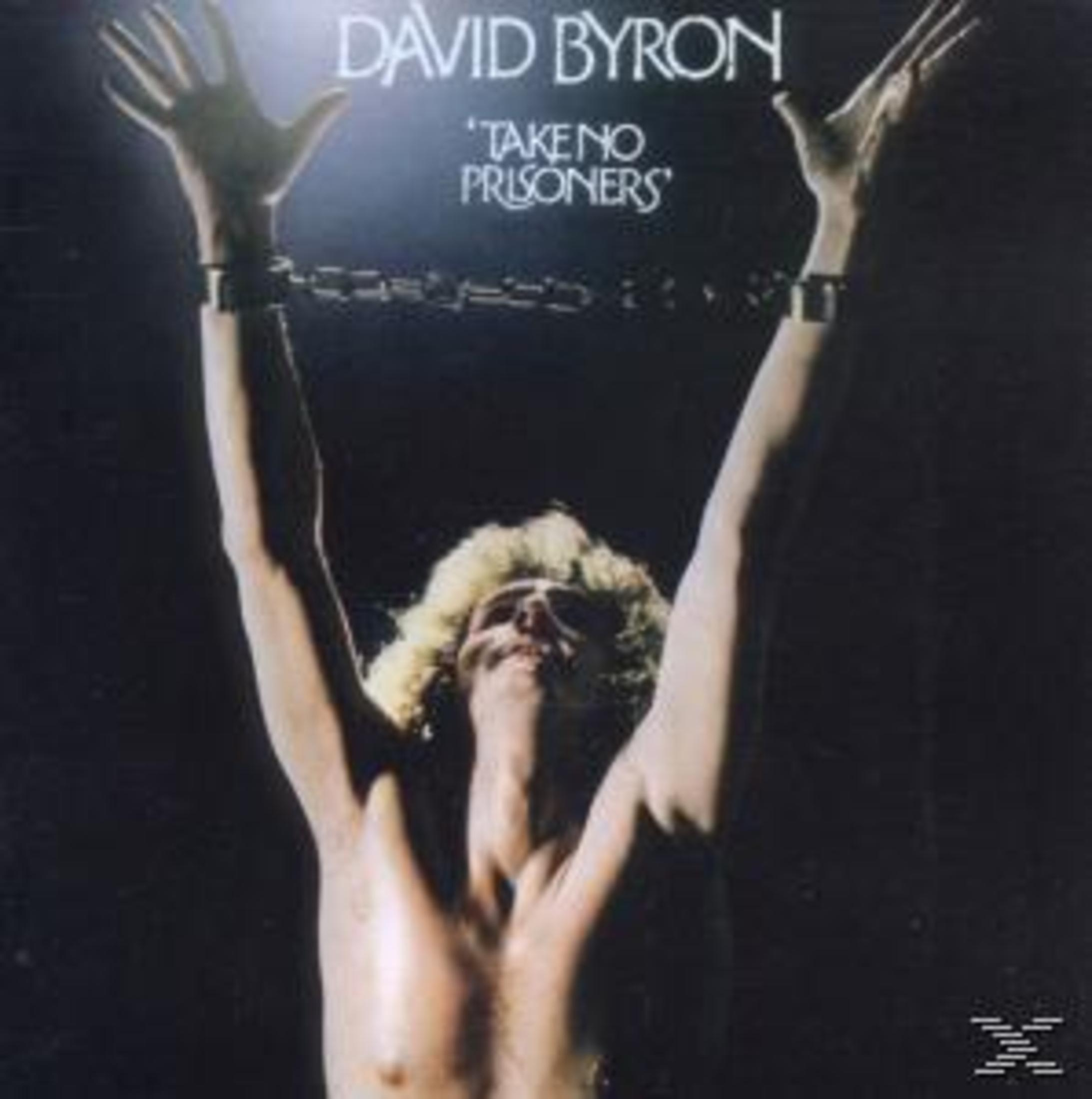 Albumcover. David Byron mit erhobenen Armen, an den Handgelenken gefesselt. Titel: 'Take No Prisoners'. Dunkler Hintergrund.