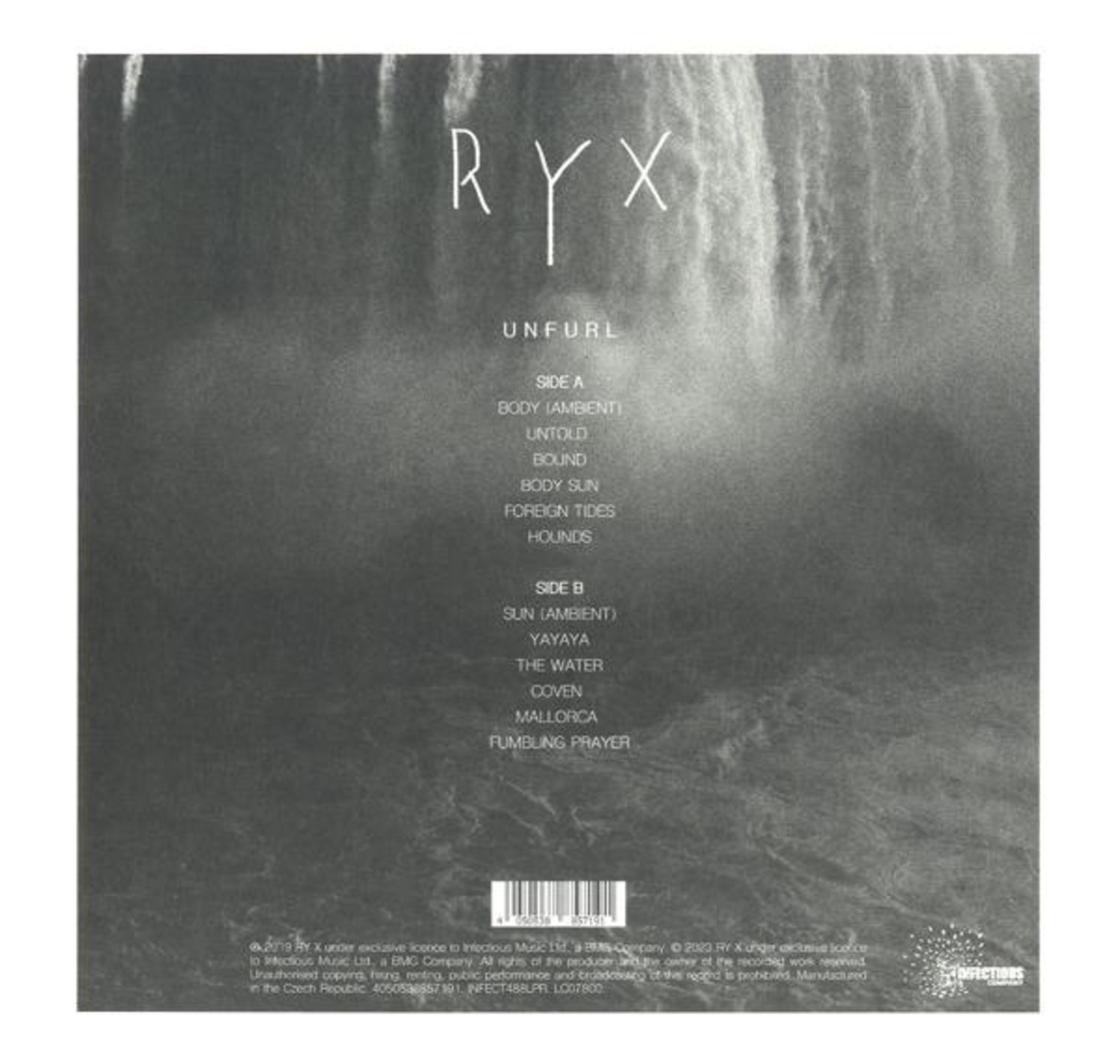 Copertina dell'album: Testo bianco 'RYX' su sfondo grigio a cascata. Il testo elenca le canzoni. Bianco e nero.