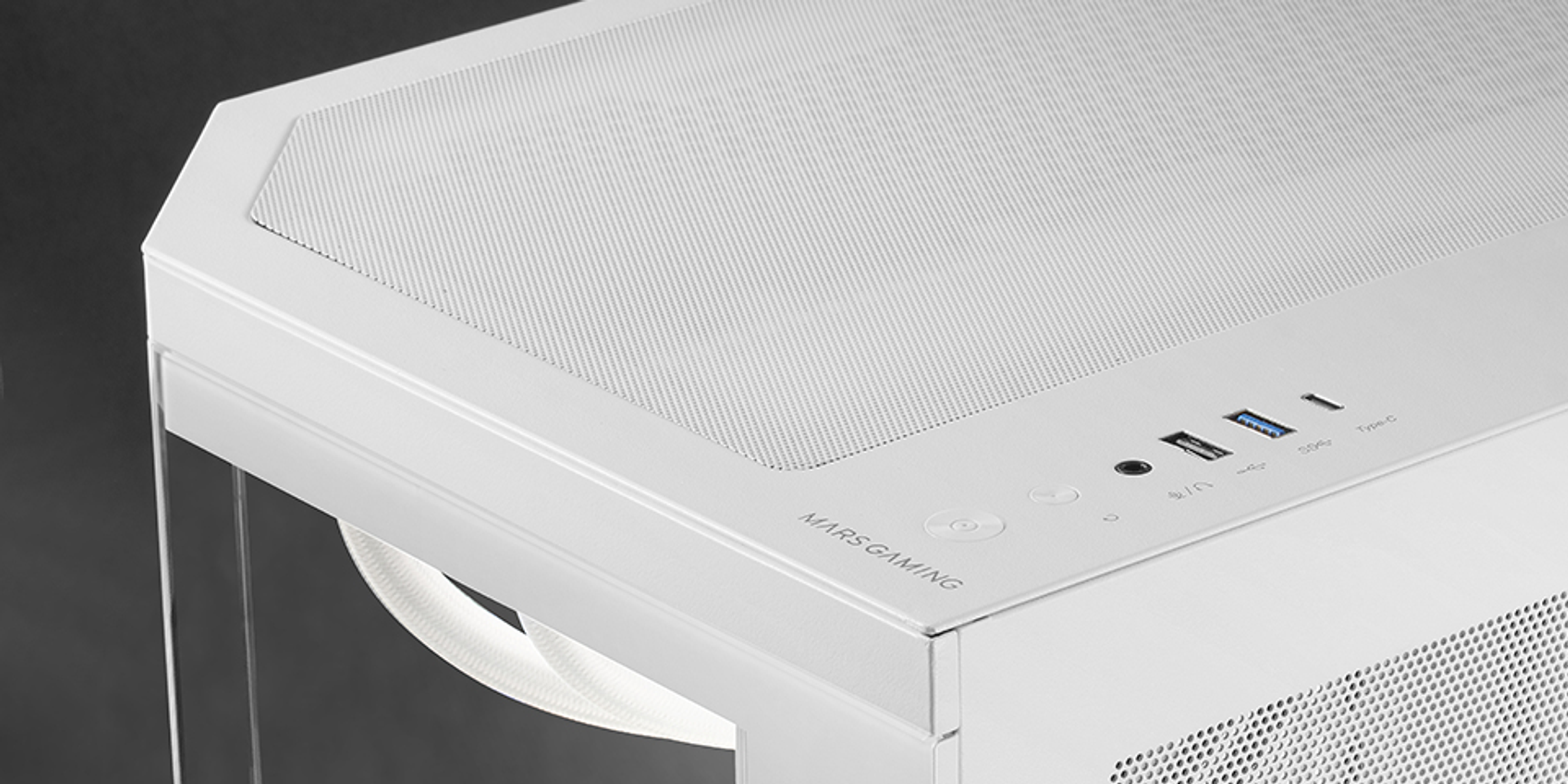 Parte superiore del case del computer bianco con mesh e porte. Include USB, audio e pulsanti di accensione. Il marchio è Mars Gaming.