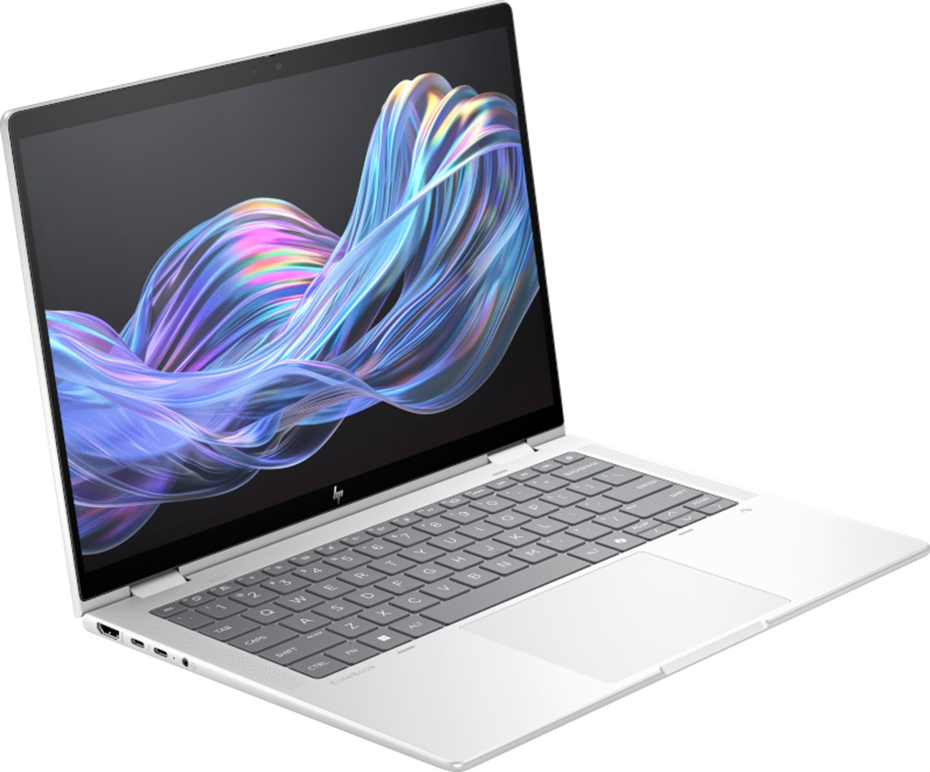 Una laptop HP plateada está abierta. La pantalla muestra un diseño abstracto y colorido. El teclado es visible y el panel táctil está debajo.