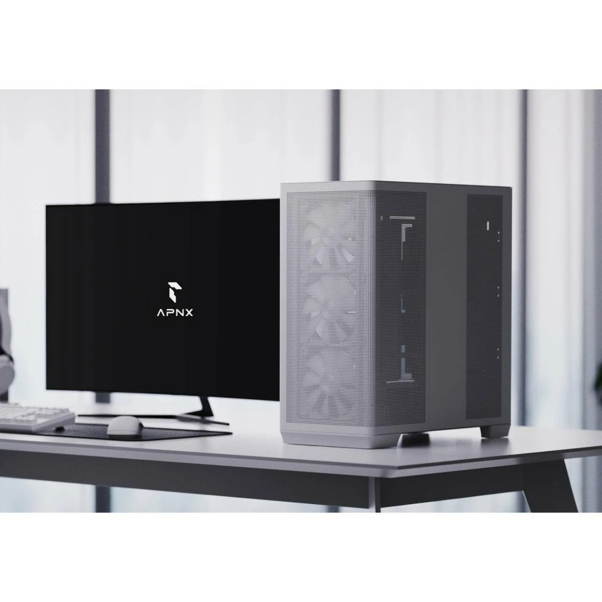 Un case per computer e un monitor sono su una scrivania. Il monitor mostra il logo APNX. Il case è grigio con ventole visibili.