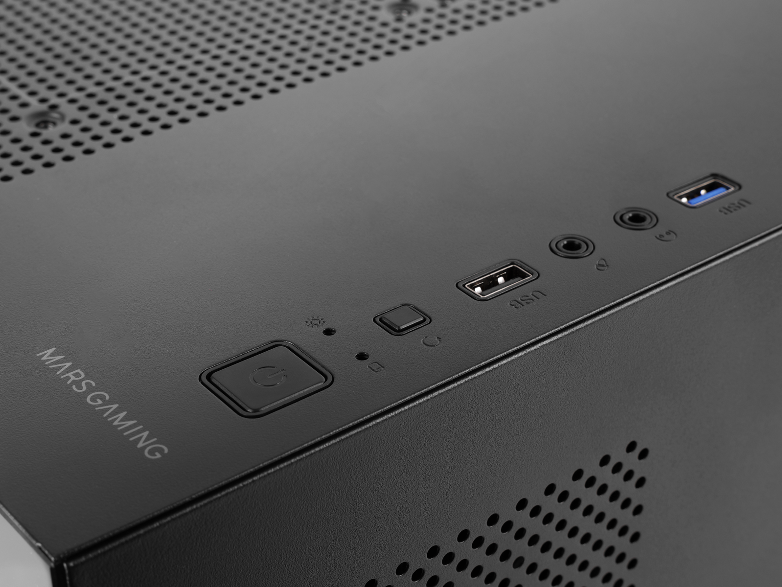 Czarna obudowa komputera z portami USB, przyciskiem zasilania i logo Mars Gaming. Perforowany panel górny i przedni.