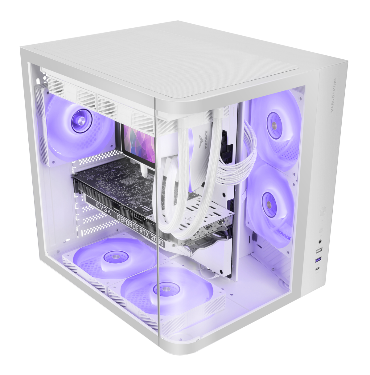 Carcasa de PC blanca con lateral de cristal. Dentro hay ventiladores con luz morada. Una tarjeta gráfica es visible. La carcasa está sobre una superficie blanca.