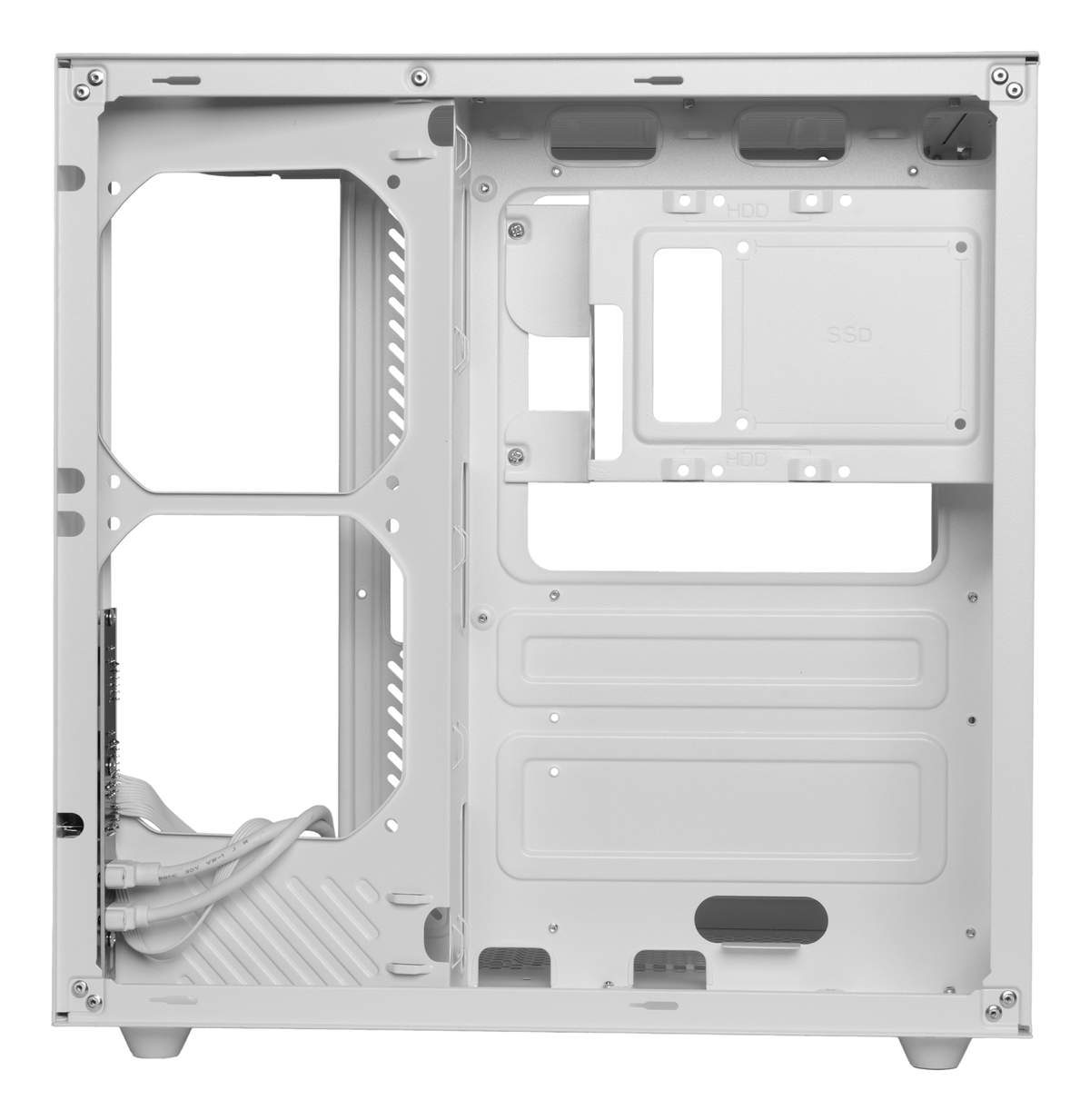 Interior de una caja de ordenador blanca vacía. Tiene compartimentos para componentes, HDD y SSD. Se ven cables y orificios de montaje.