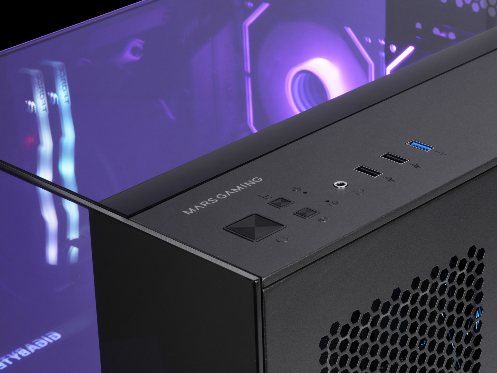 Primo piano di un case per computer nero. Ha un top in vetro, porte USB e la scritta 'MARS GAMING'.