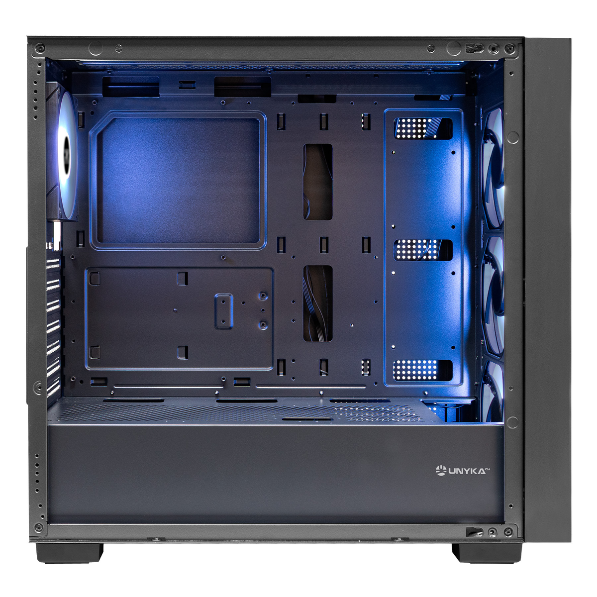 Vista interna di un case per computer. Case nero con illuminazione a LED blu. Sono visibili ventole, aree di montaggio e il logo UNYKA.