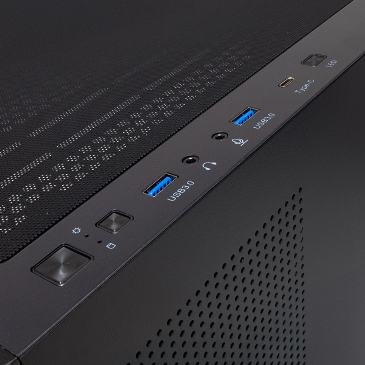 Primo piano di un case per computer nero. Ha porte USB, pulsanti di accensione e una parte superiore a rete. Le porte sono etichettate.