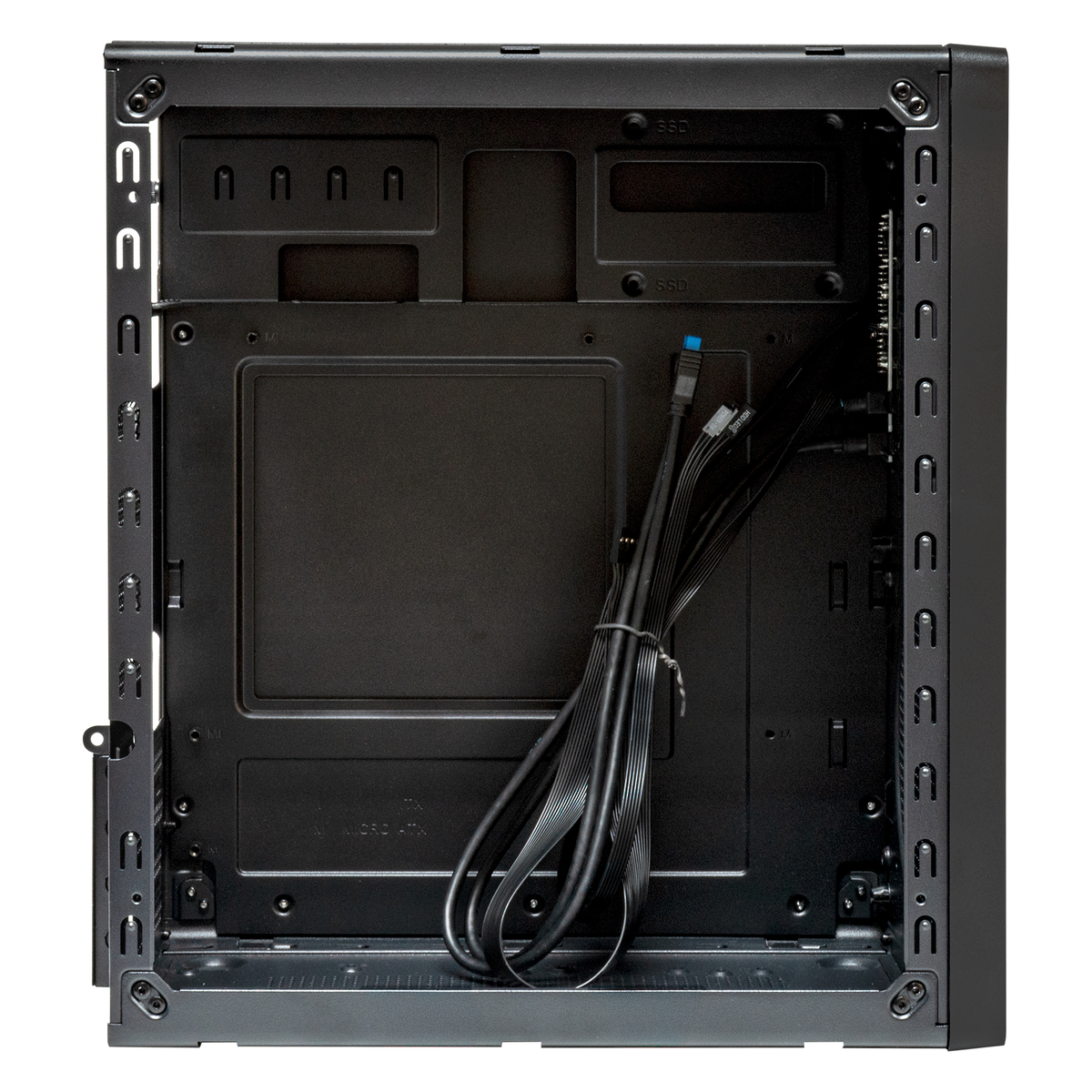 Vista interior de una caja de ordenador negra. Los cables están agrupados a la derecha. Se ven varias aberturas y puntos de montaje.
