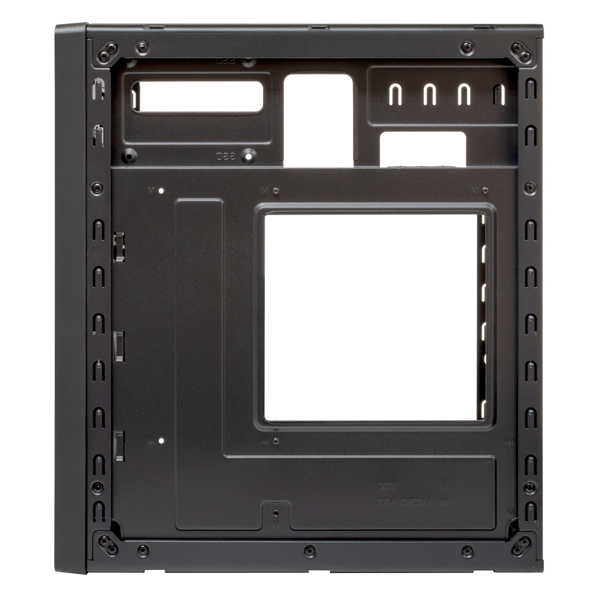 Panel trasero negro de una carcasa de ordenador. Presenta varias aberturas y puntos de montaje.