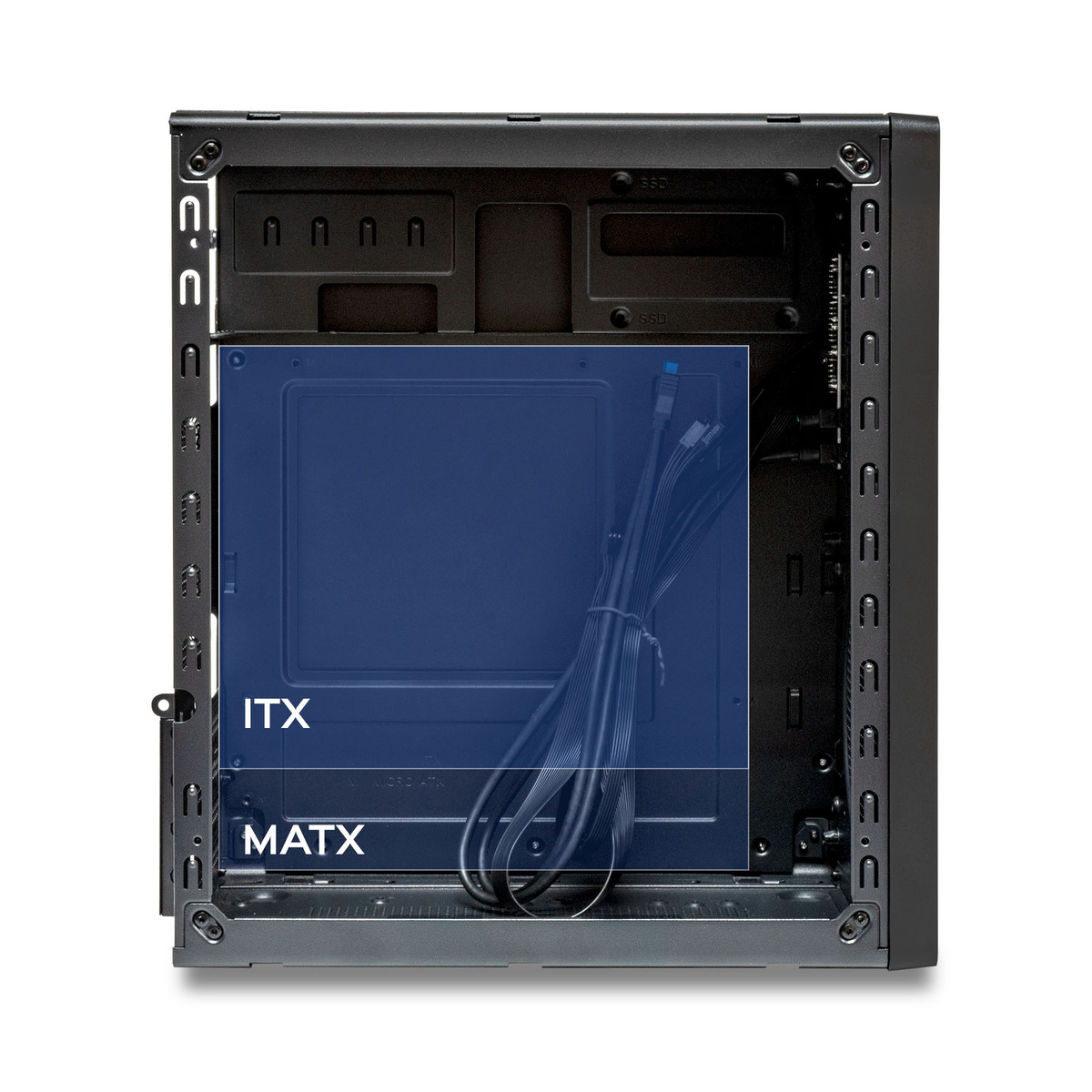 Dentro de una carcasa de ordenador, una caja azul con la etiqueta ITX y MATX. Los cables son visibles. La carcasa es negra sobre un fondo blanco.