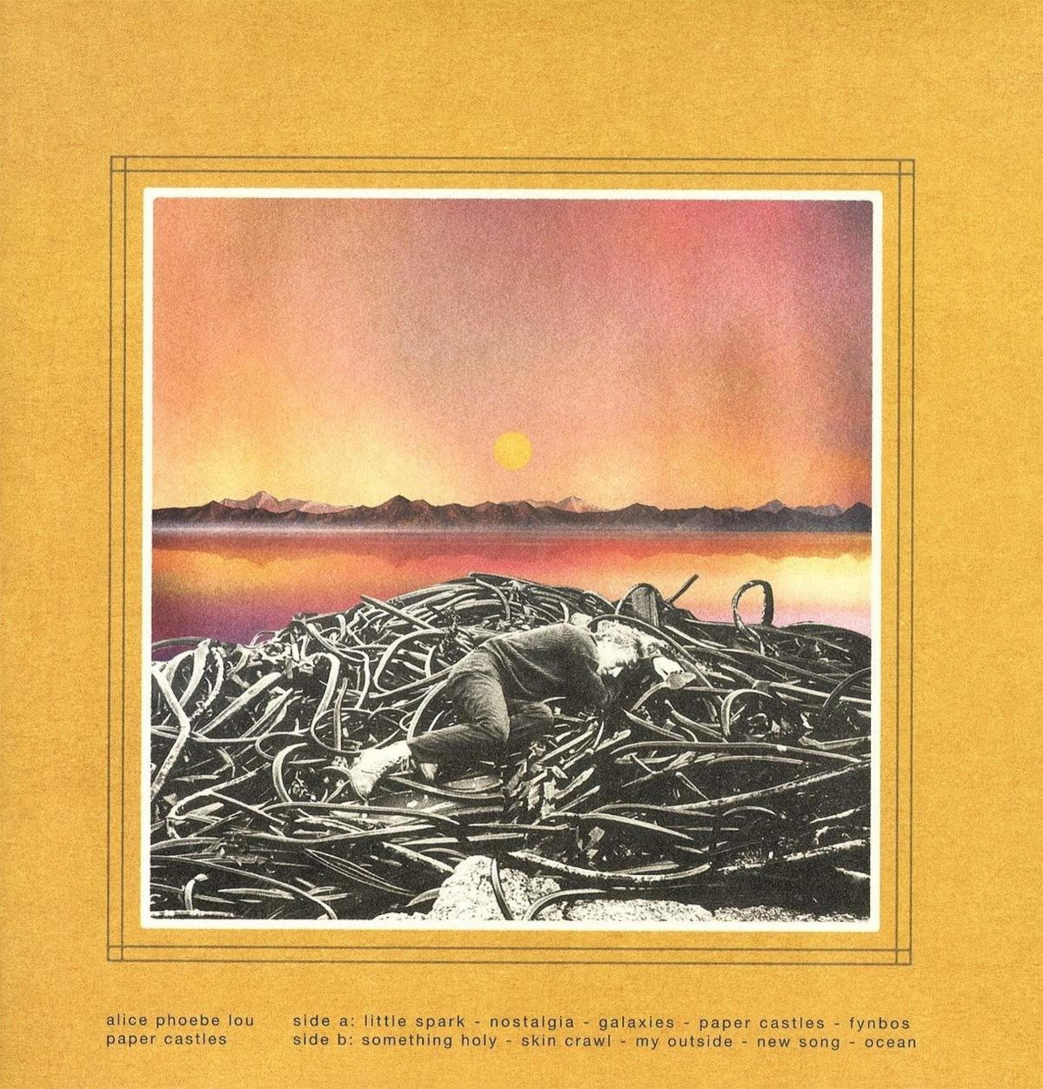 Albumcover: Eine Person liegt auf einem Metallhaufen vor einem Sonnenuntergang mit einer gelben Sonne.