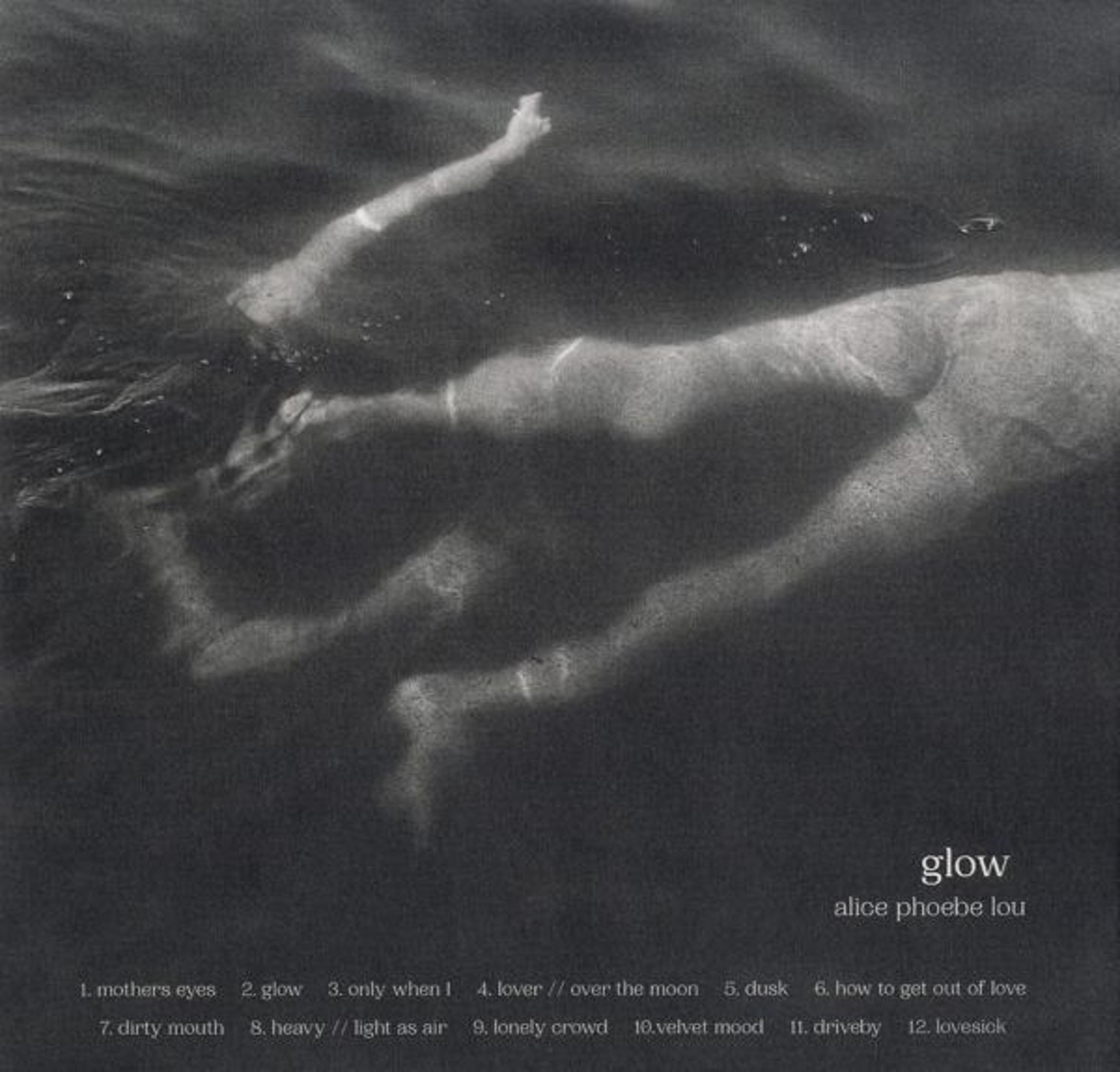 Monochromes Bild eines Körpers unter Wasser. Arme und Beine sind sichtbar. Der Text lautet 'glow' von Alice Phoebe Lou, darunter die Titelliste.