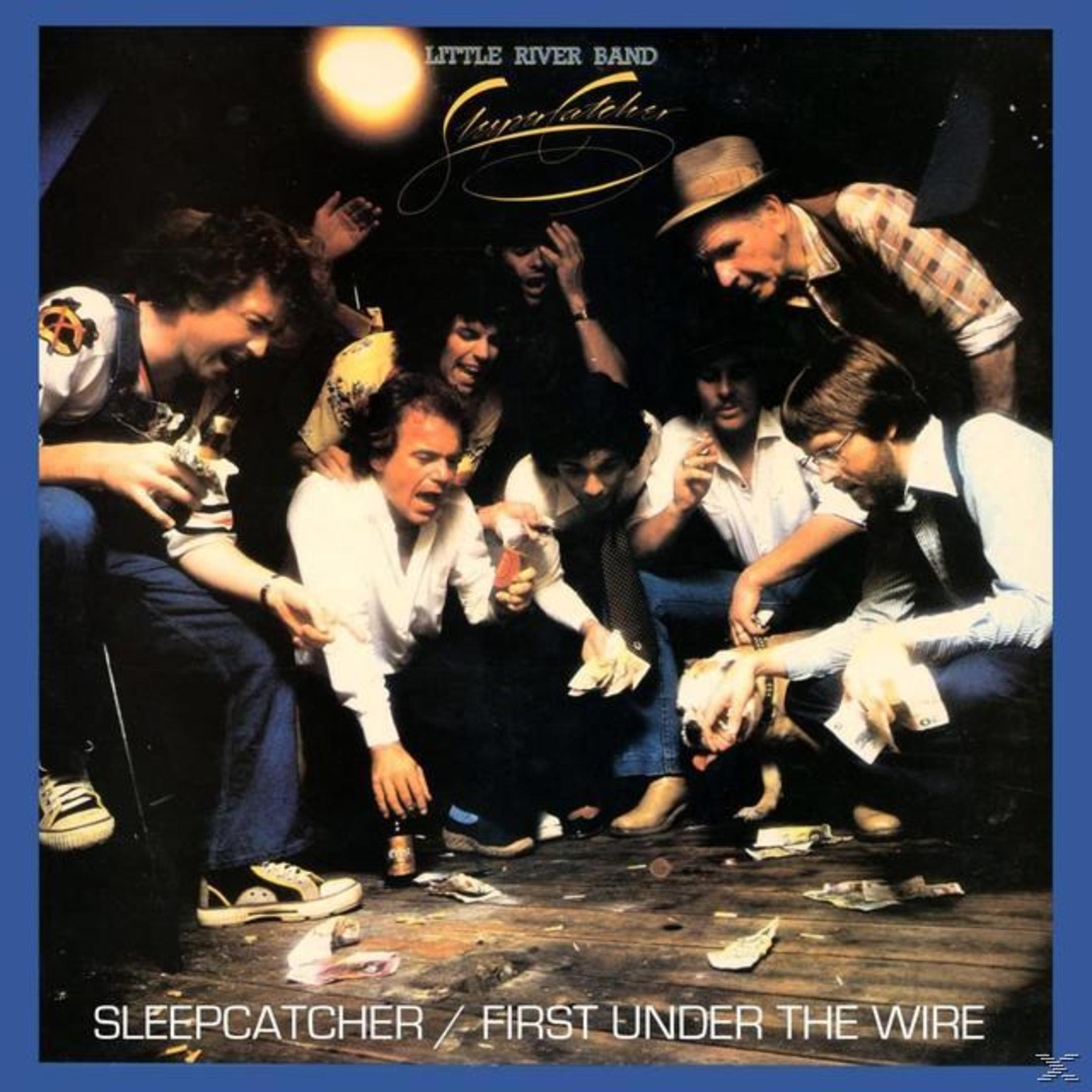 Albumcover. Mehrere Männer in einem schummrigen Raum mit einem Hund. Geld und Bierflaschen liegen auf dem Holzboden.