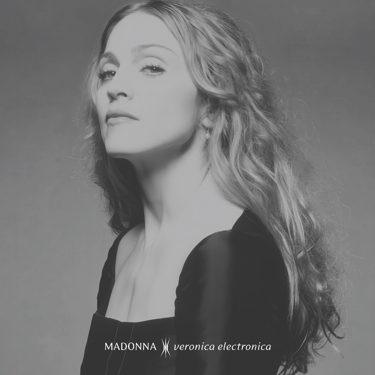 Madonna portret. Ze heeft lang, golvend haar en draagt een donkere top. De afbeelding heeft een grijstint en bevat de tekst "Madonna veronica electronica".