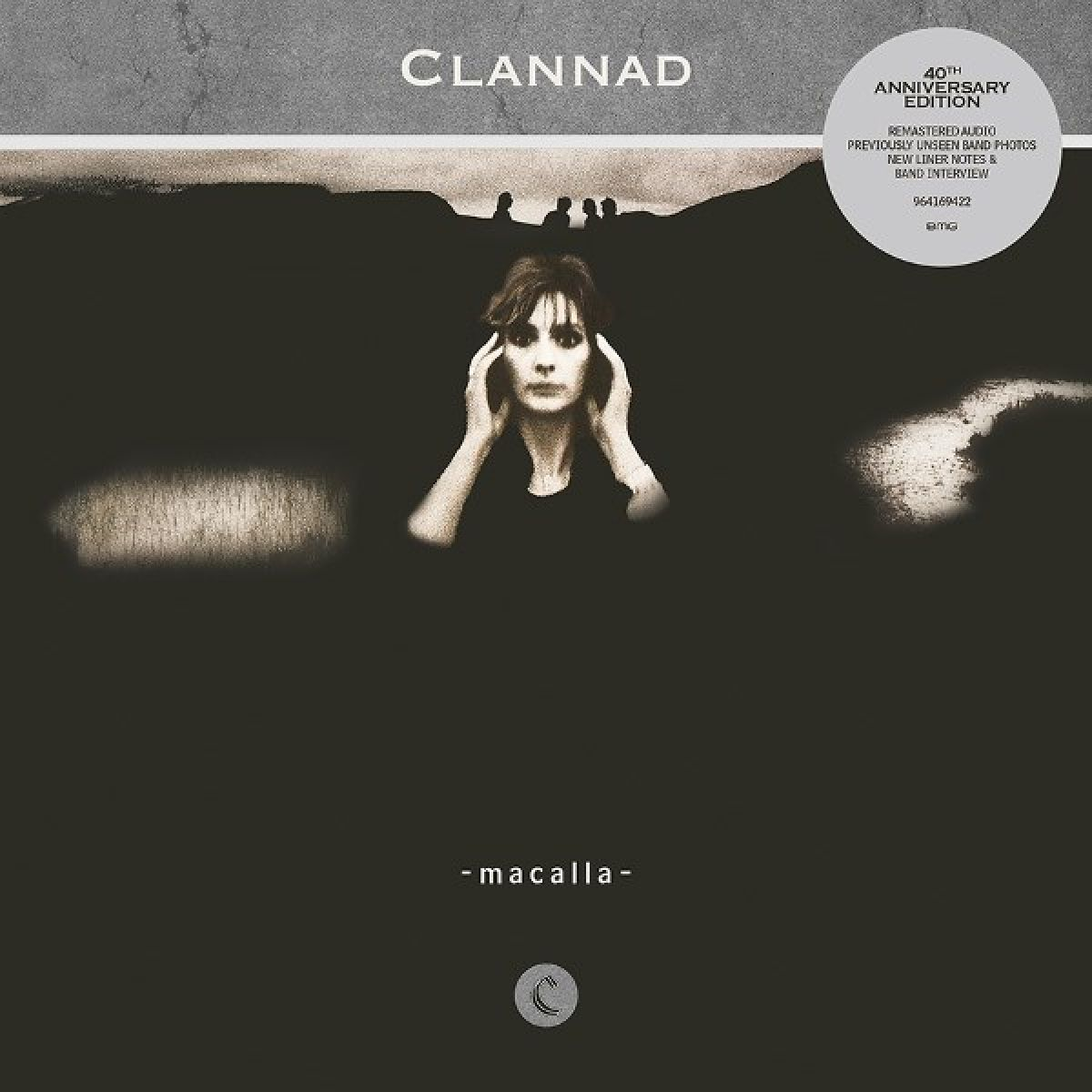 Copertina dell'album: donna con le mani sulla testa, titolo 'CLANNAD', testo 'macalla' ed etichetta 40° anniversario.