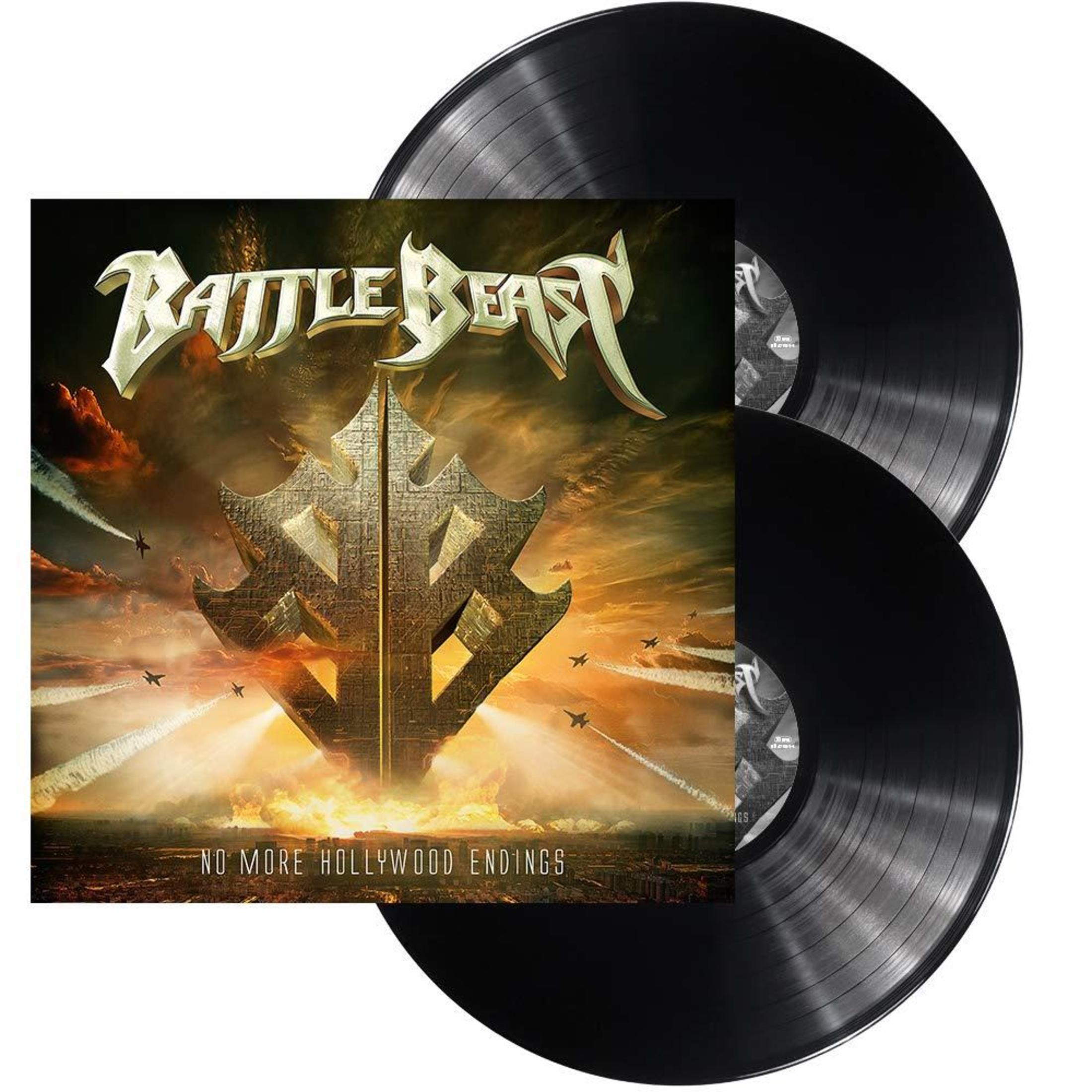 Albumcover und zwei schwarze Schallplatten. Das Albumcover zeigt ein Logo über einer Stadtszene mit Kampfflugzeugen.