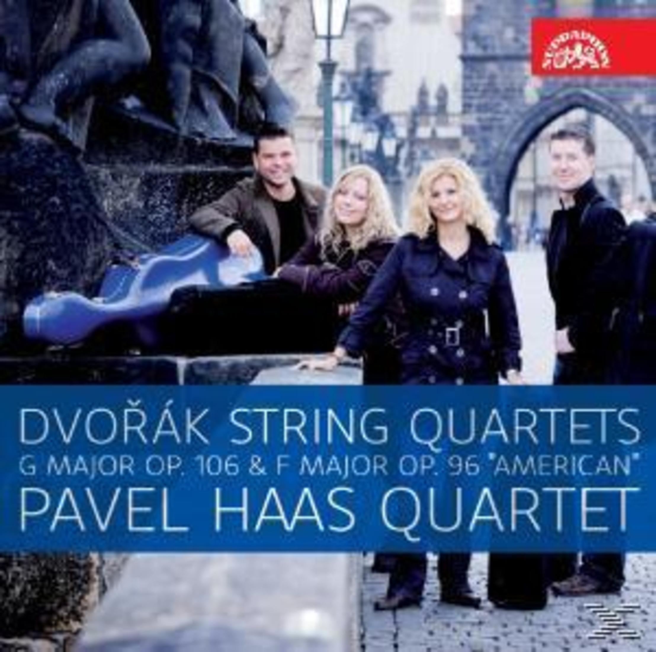 Albumcover: Pavel Haas Quartett. Vier Personen stehen in der Nähe eines Steingebäudes. Text: Dvořák String Quartets.
